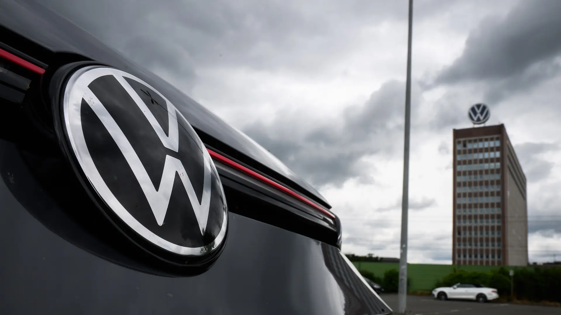 Ein VW Golf GTI steht auf einem Parkplatz in Sichtweite vom Markenhochhaus auf dem Gelände vom VW Werk Wolfsburg. Die Volkswagen AG lädt seine Aktionäre zur ordentlichen Hauptversammlung.
