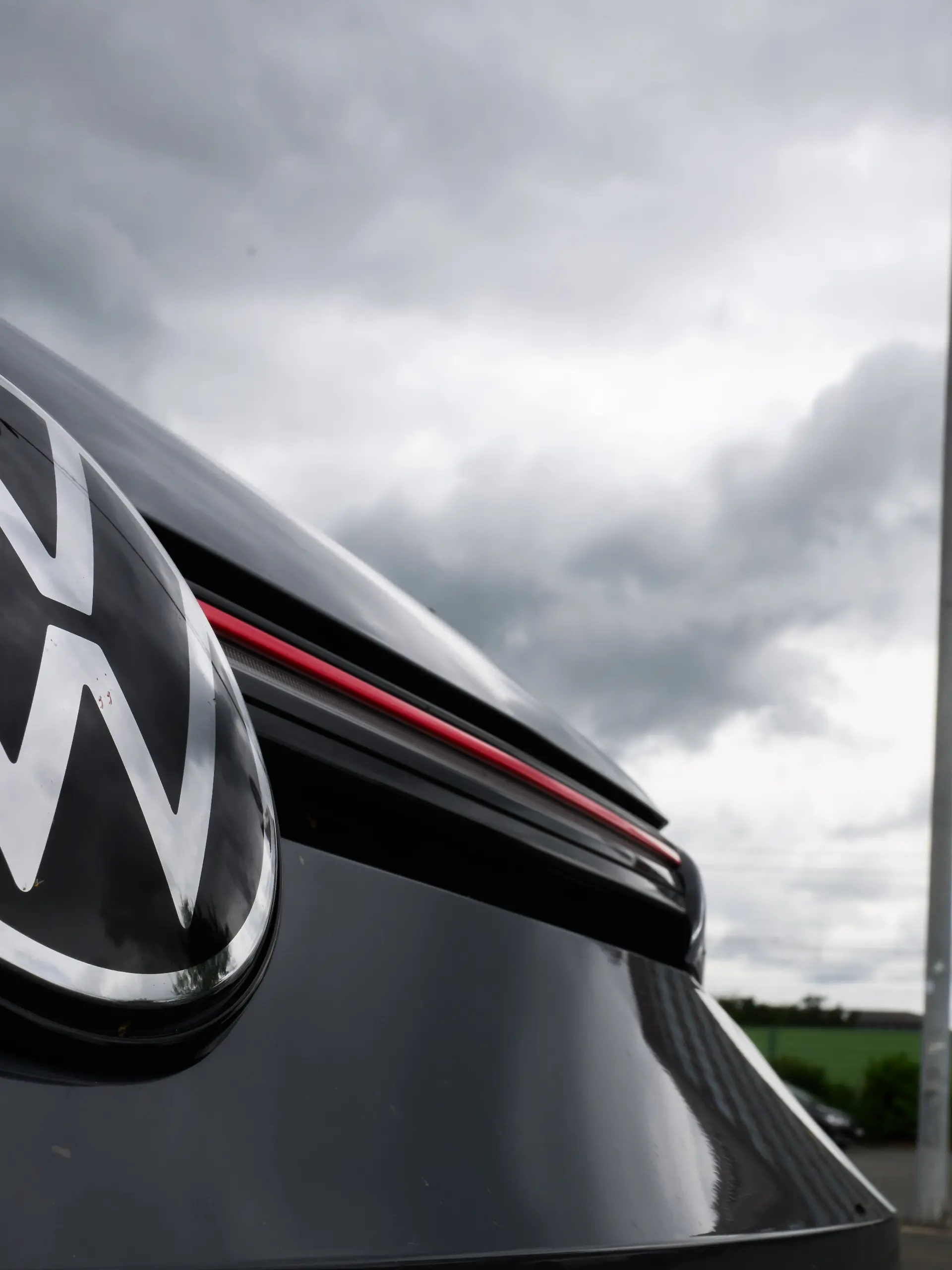 Ein VW Golf GTI steht auf einem Parkplatz in Sichtweite vom Markenhochhaus auf dem Gelände vom VW Werk Wolfsburg. Die Volkswagen AG lädt seine Aktionäre zur ordentlichen Hauptversammlung.