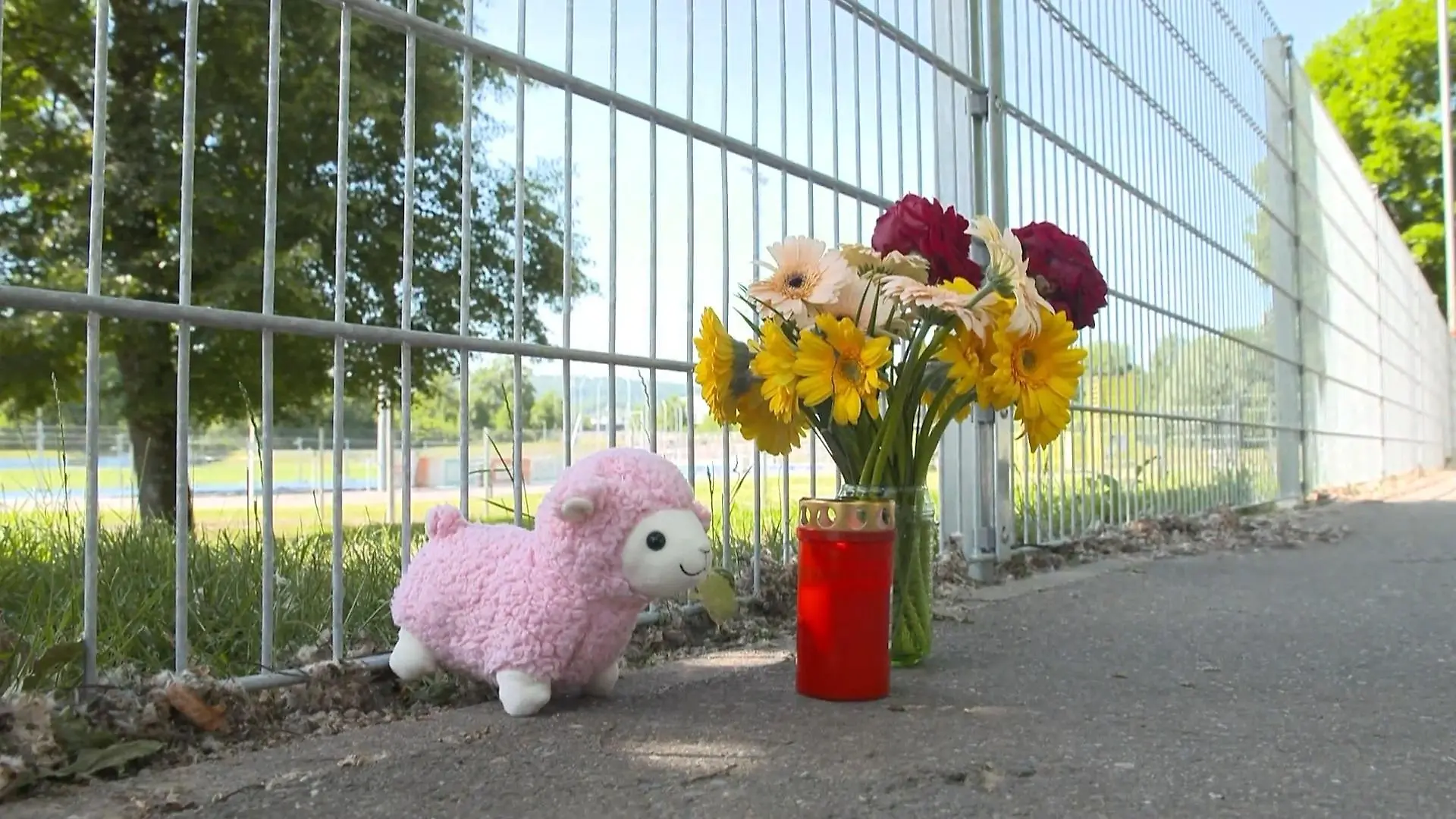 Kind stirbt im heißen Auto! Hat seine Mutter das Mädchen vergessen? Kleinkind stundenlang allein