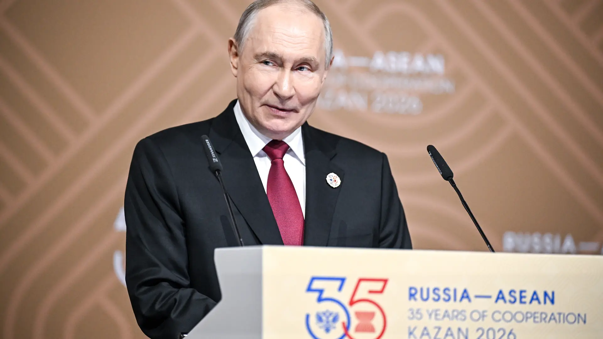DIESES FOTO WIRD VON DER RUSSISCHEN STAATSAGENTUR TASS ZUR VERFÜGUNG GESTELLT. [RUSSIA, REPUBLIC OF TATARSTAN - JUNE 18, 2026: Russia's President Vladimir Putin during a press conference following plenary sessions at the Russia-ASEAN Summit at the Kazan Expo Exhibition Centre in Bolshiye Kabany. Sergei Bobylev/POOL/TASS]