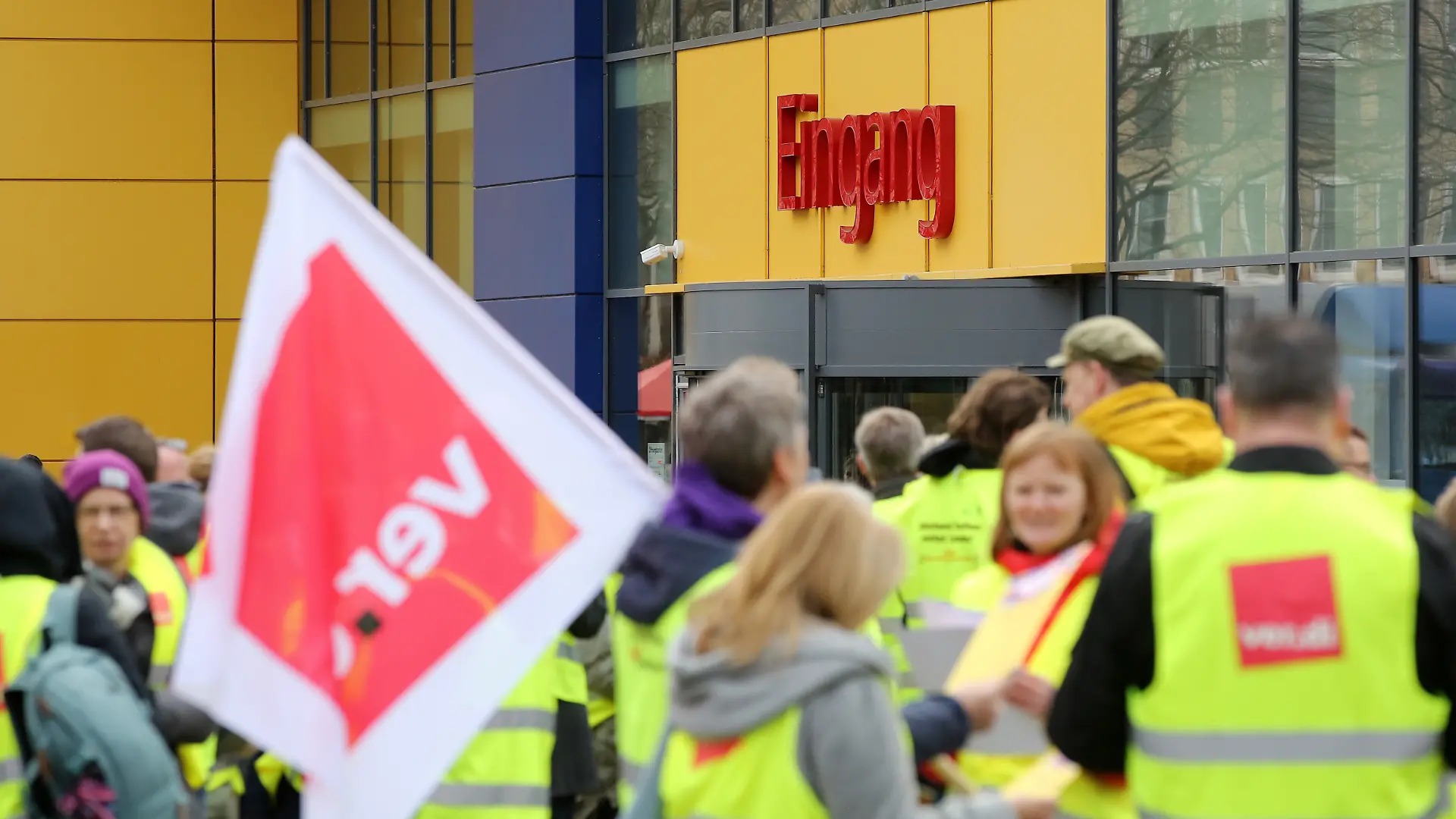 Streikende Ikea-Mitarbeiter stehen bei einer Kundgebung vor einer Ikea-Filiale in Hamburg-Altona. In Hamburg haben zahlreiche Mitarbeiterinnen und Mitarbeiter der Möbelhaus-Kette Ikea am Freitag ihre Arbeit niedergelegt. +++ dpa-Bildfunk +++