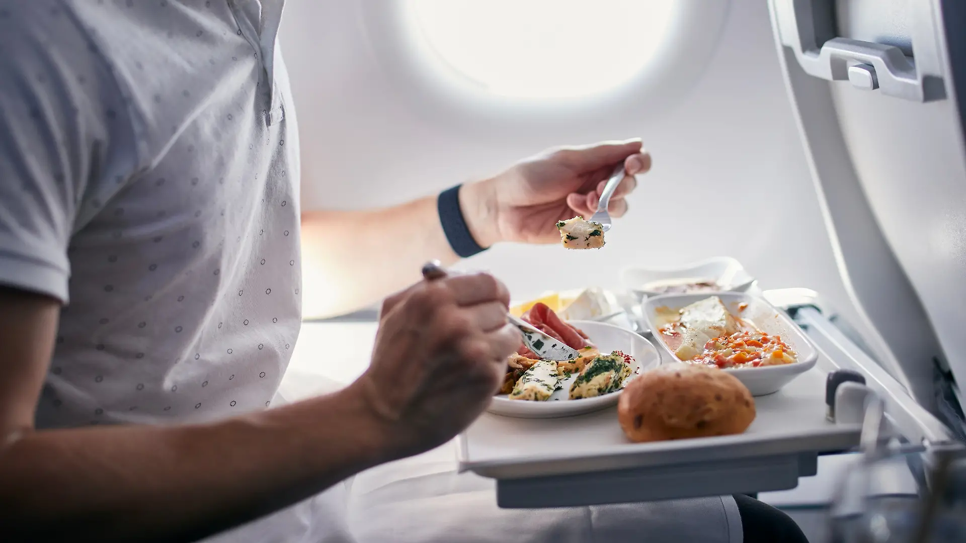 Blähungen im Flugzeug: Ursachen und wie man es verhindert.