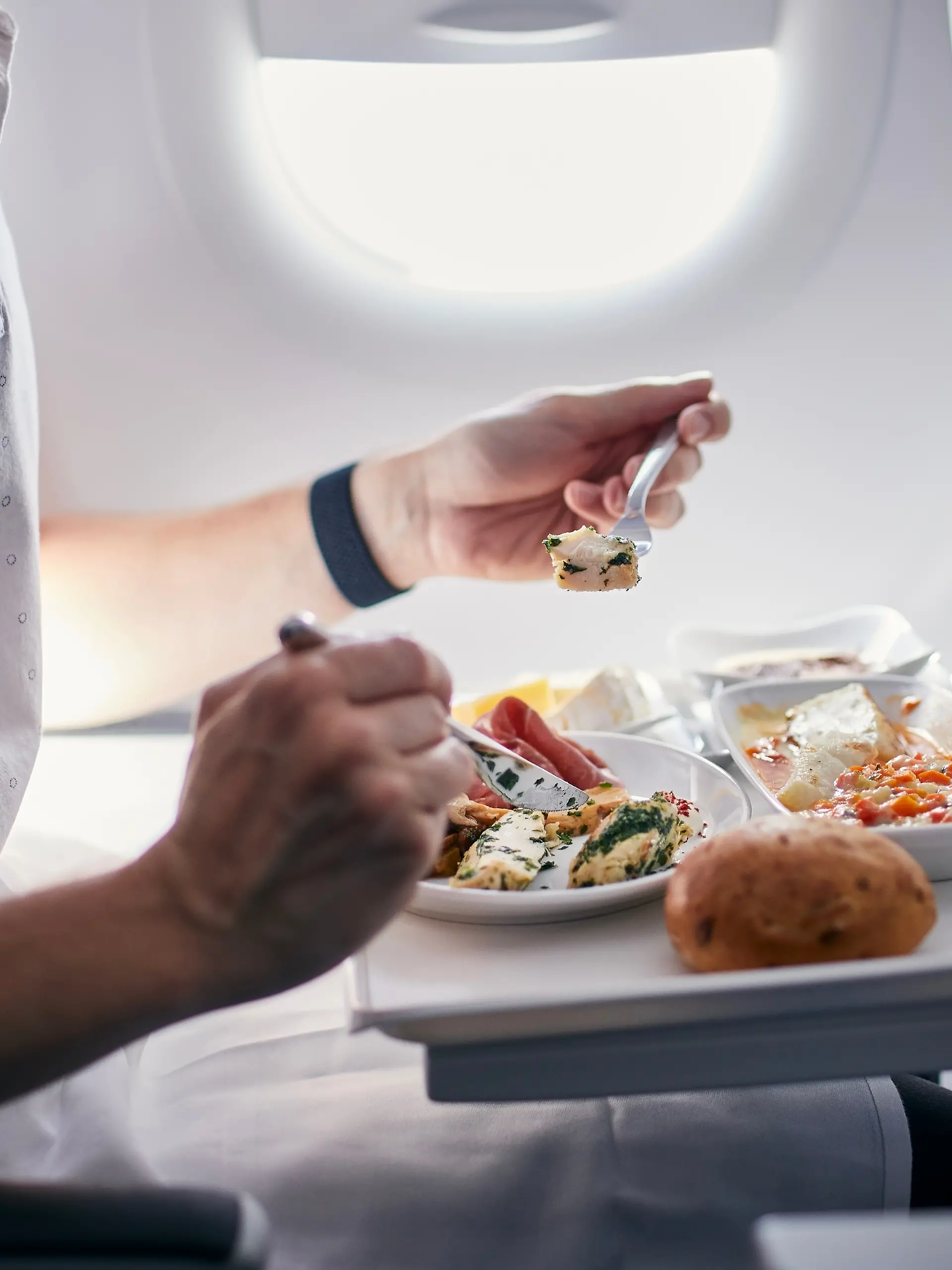 Blähungen im Flugzeug: Ursachen und wie man es verhindert.