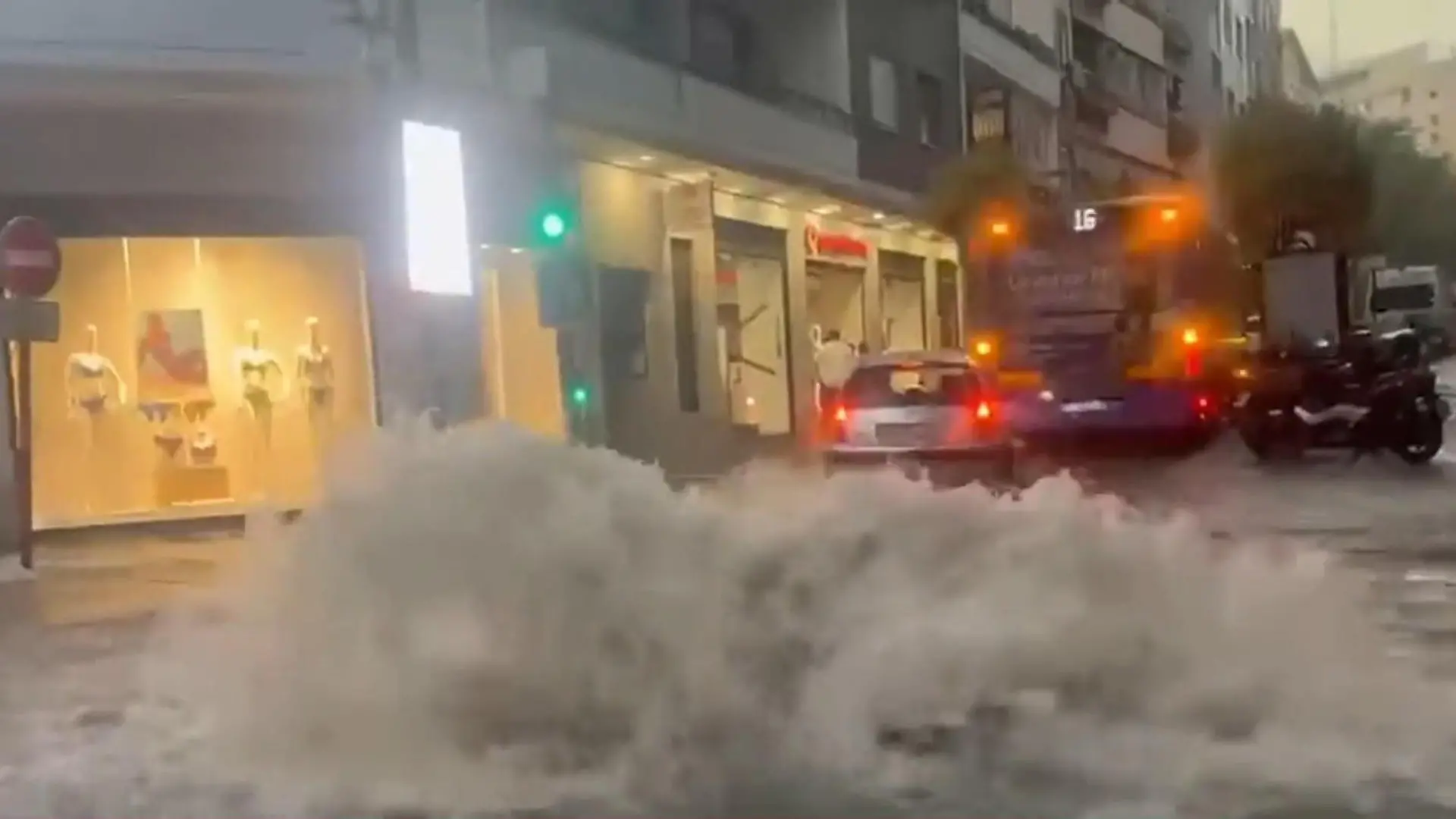 44 Liter in nur 20 Minuten! Extremregen setzt Touristenstadt unter Wasser Heftige Unwetter in Spanien