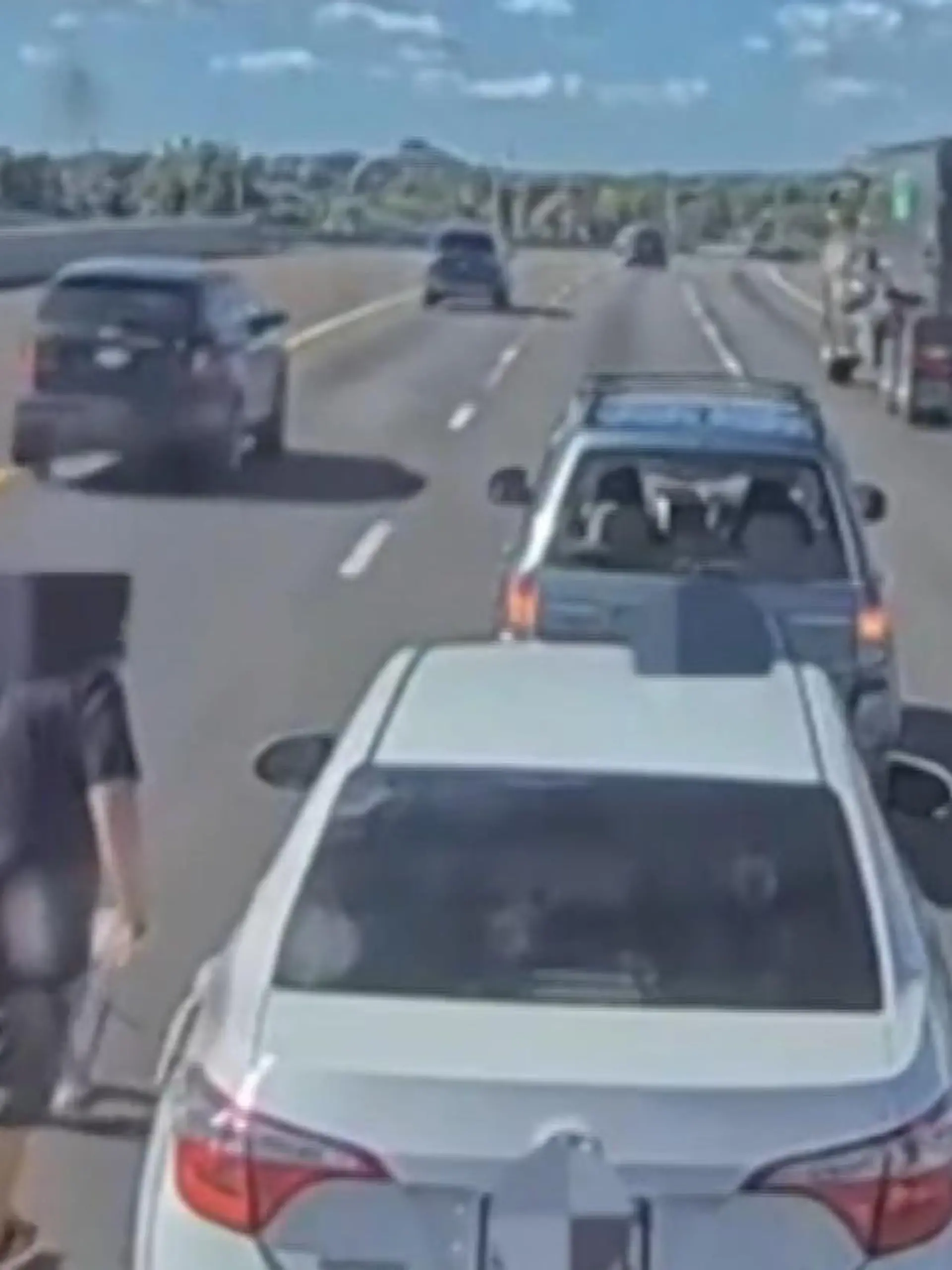 Bild zu: "Mitten auf der Autobahn! Streit eskaliert – Mann schlägt Heckscheibe ein"