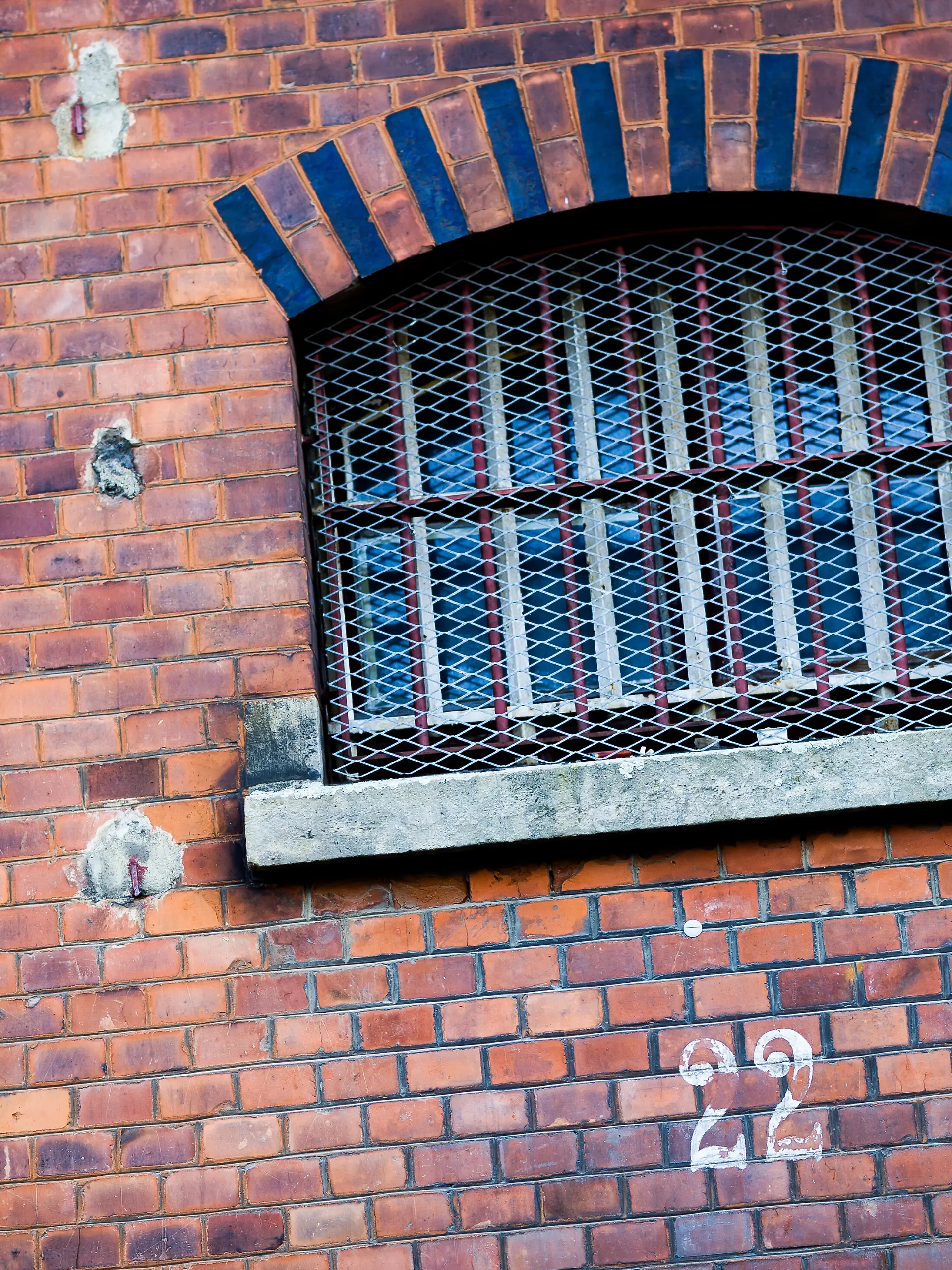 Ein vergittertes Zellenfenster der ehemaligen Justizvollzugsanstalt Braunschweig-Rennelberg. Die JVA steht zum Verkauf. Das Land Niedersachsen hat für das Areal keine eigene Verwendung mehr. (zu dpa: «Weg mit den Gittern - Wer kauft ein Gefängnis?») +++ dpa-Bildfunk +++
