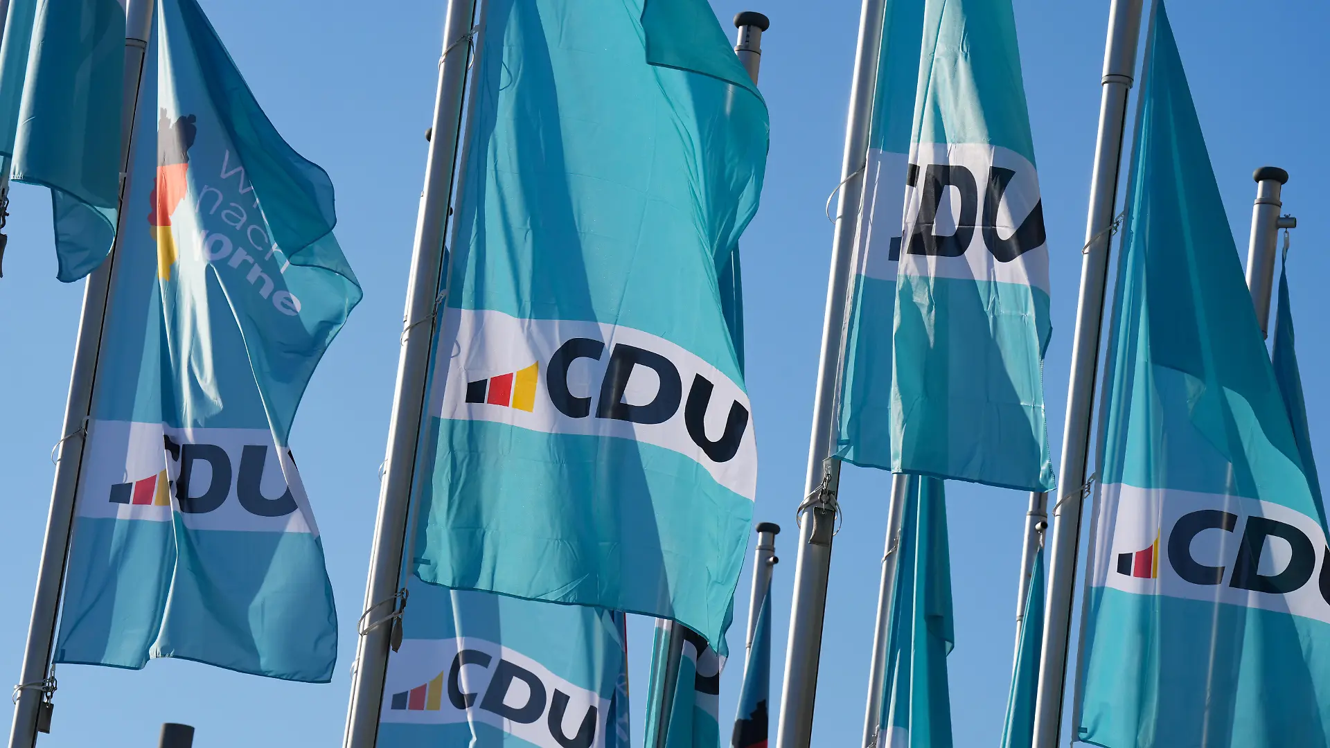 Symbolbild und Themenbild 37. Parteitag der CDU Deutschland mit Flagen der Partei vor dem Eingang zum im Berliner CityCube, Berlin, 03.02.2025