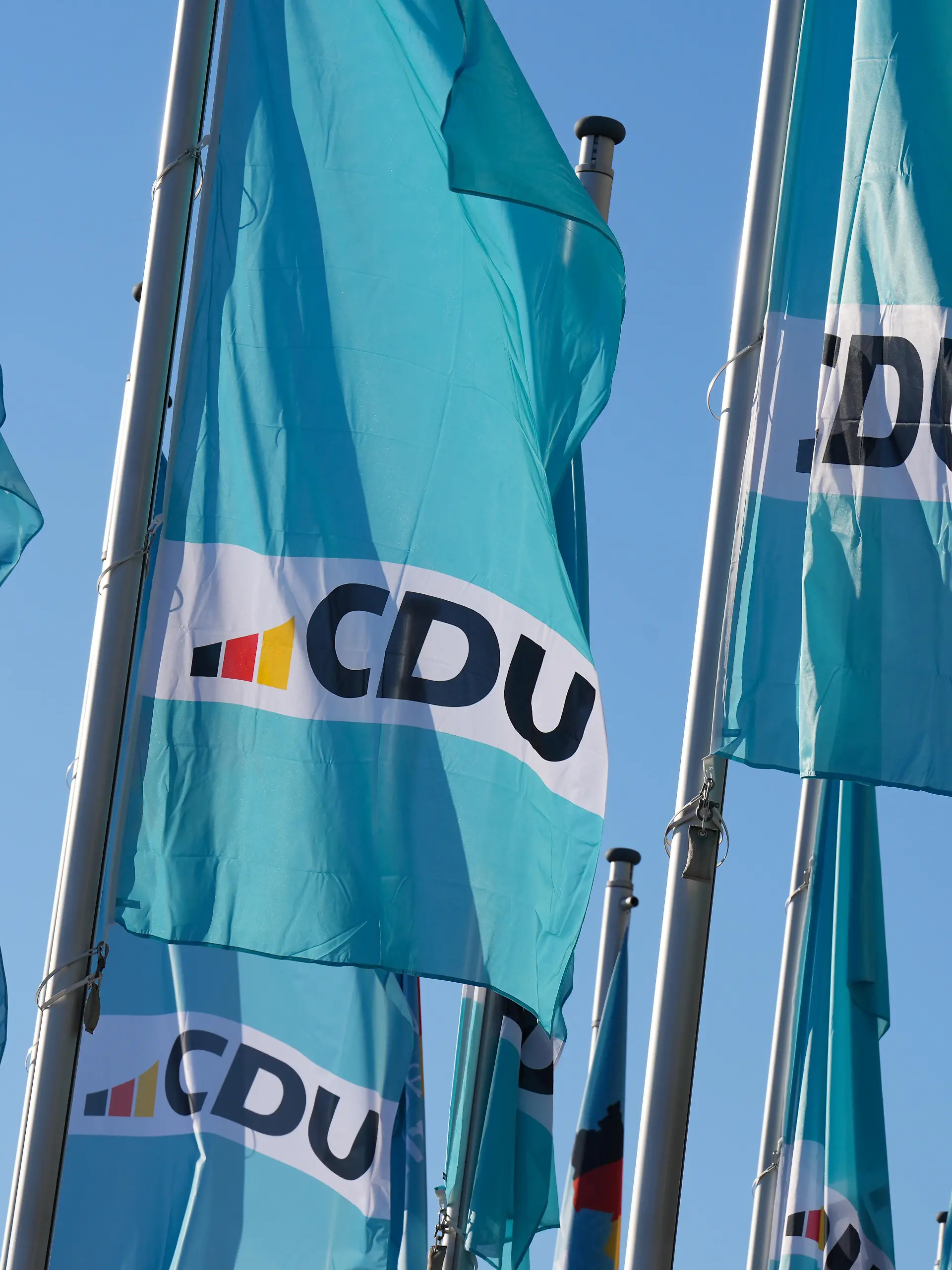 Symbolbild und Themenbild 37. Parteitag der CDU Deutschland mit Flagen der Partei vor dem Eingang zum im Berliner CityCube, Berlin, 03.02.2025