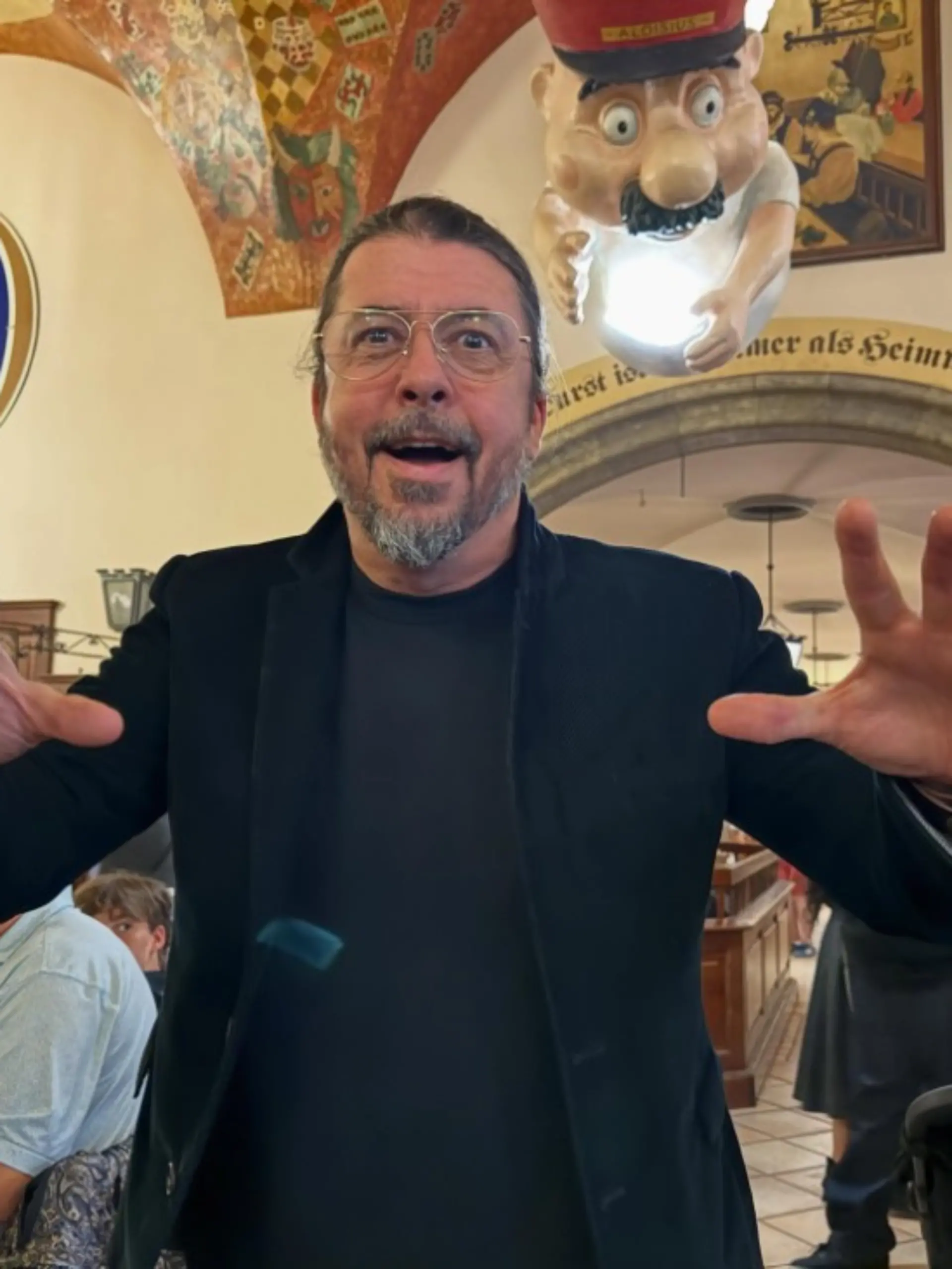 Bild zu: "Dave Grohl im Hofbräuhaus! Rock-Star feiert in München"