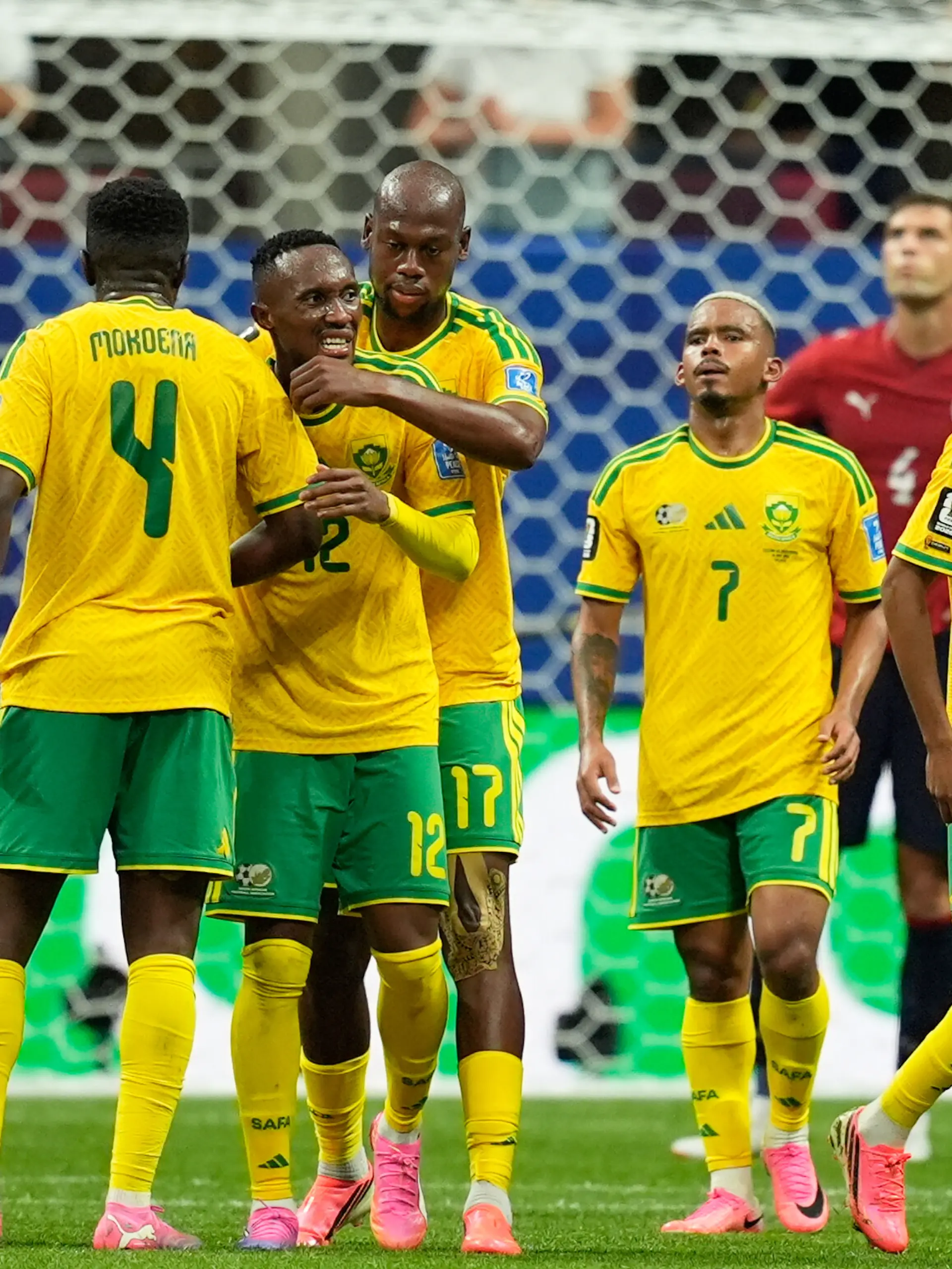 Fußball, Männer: WM, Tschechien - Südafrika, Vorrunde, Gruppe A, 2. Spieltag, Atlanta-Stadion. Der Südafrikaner Thapelo Maseko (3.v l) jubelt, nachdem er einen Elfmeter verwandelt hat. +++ dpa-Bildfunk +++
