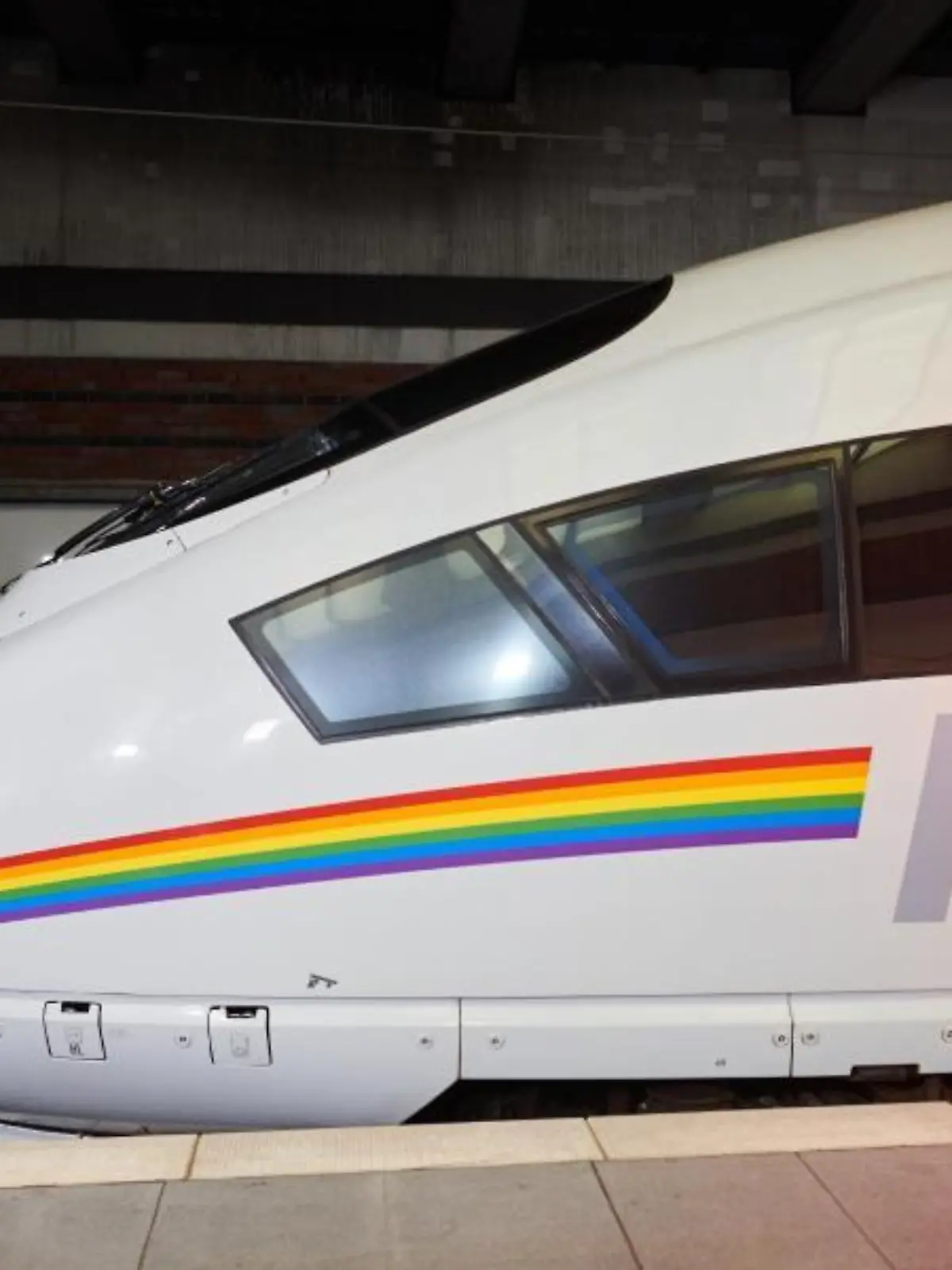 Regenbogen-ICE der DB