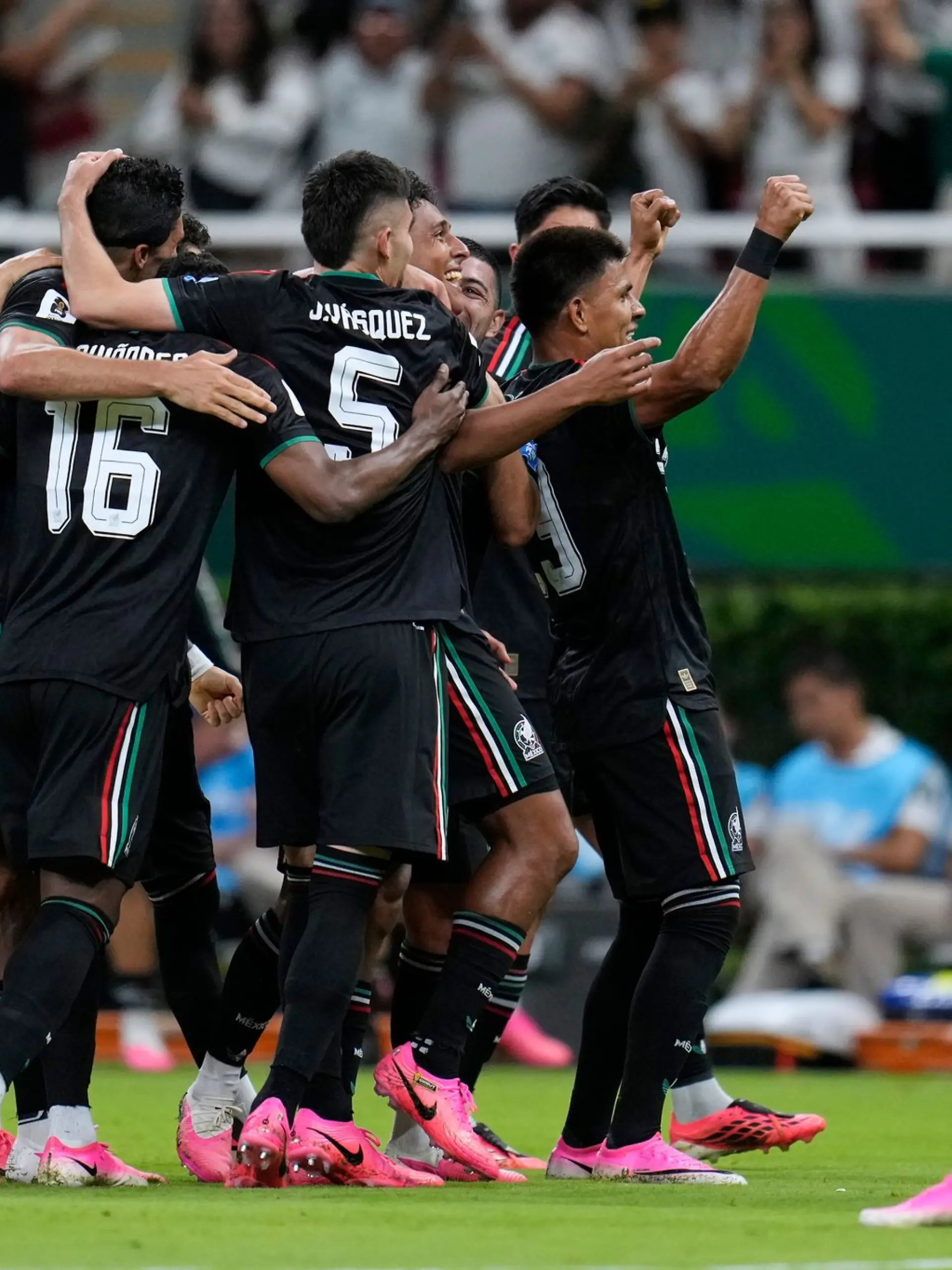 Bild zu: "Mexikos WM-Fiesta geht weiter: Erstes Team in K.-o.-Runde"