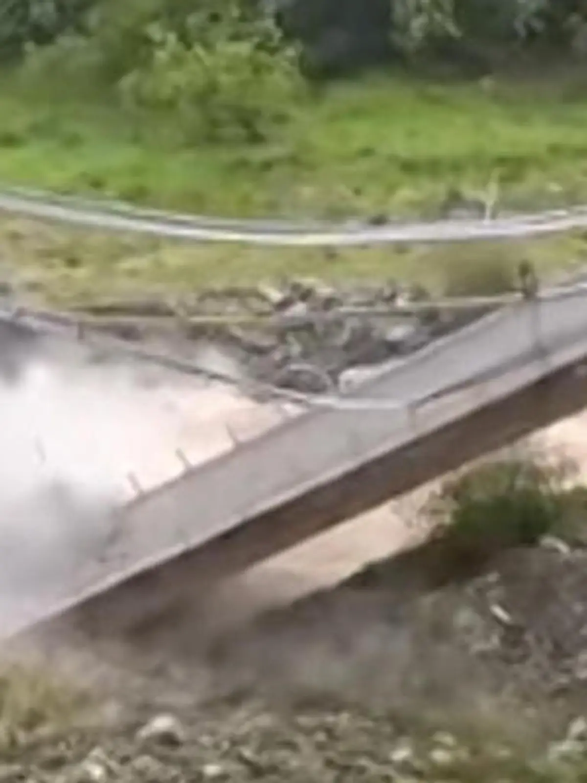 Heftige Regenfälle sorgten in Italien für Überschwemmungen, so auch hier: In der Region Kalabrien. Bei der Ortschaft Longobucco brach die Brücke zusammen, sie war eine wichtige Verbindung an der Westküste Italiens. Wir zeigen den Moment des Einsturzes im Video.