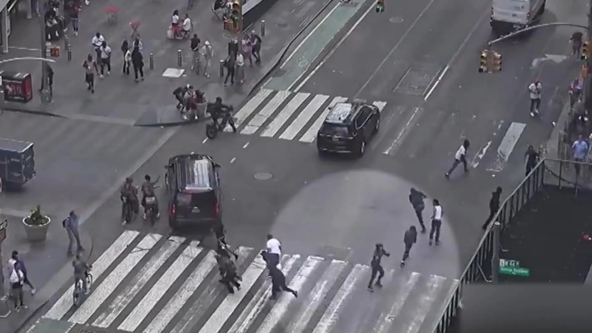 Schüsse am Times Square! Plötzlich bricht mitten in New York Chaos aus Panik in Weltmetropole