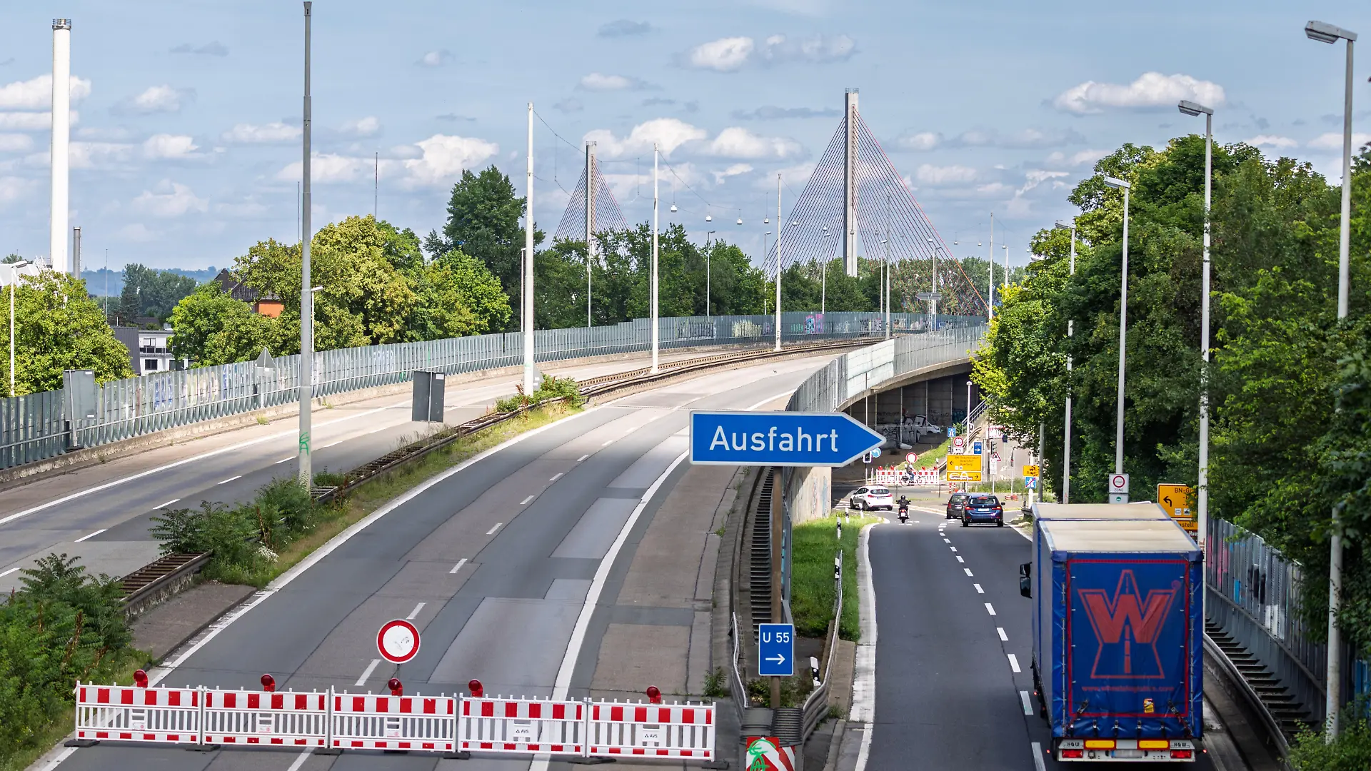 Die Friedrich-Ebert-Brücke, auch Nordbrücke genannt, im Verlauf der A565 in Bonn ist seit Anfang Juni 2026 vollständig gesperrt. Ursache sind strukturelle Schäden an der Vorlandbrücke. Blick von einer Fußgängerbrücke in Bonn-Auerberg auf die gesperrte A565-Ausfahrt Bonn-Auerberg vor der Rheinquerung. Der Verkehr wird an der Absperrung abgeleitet.