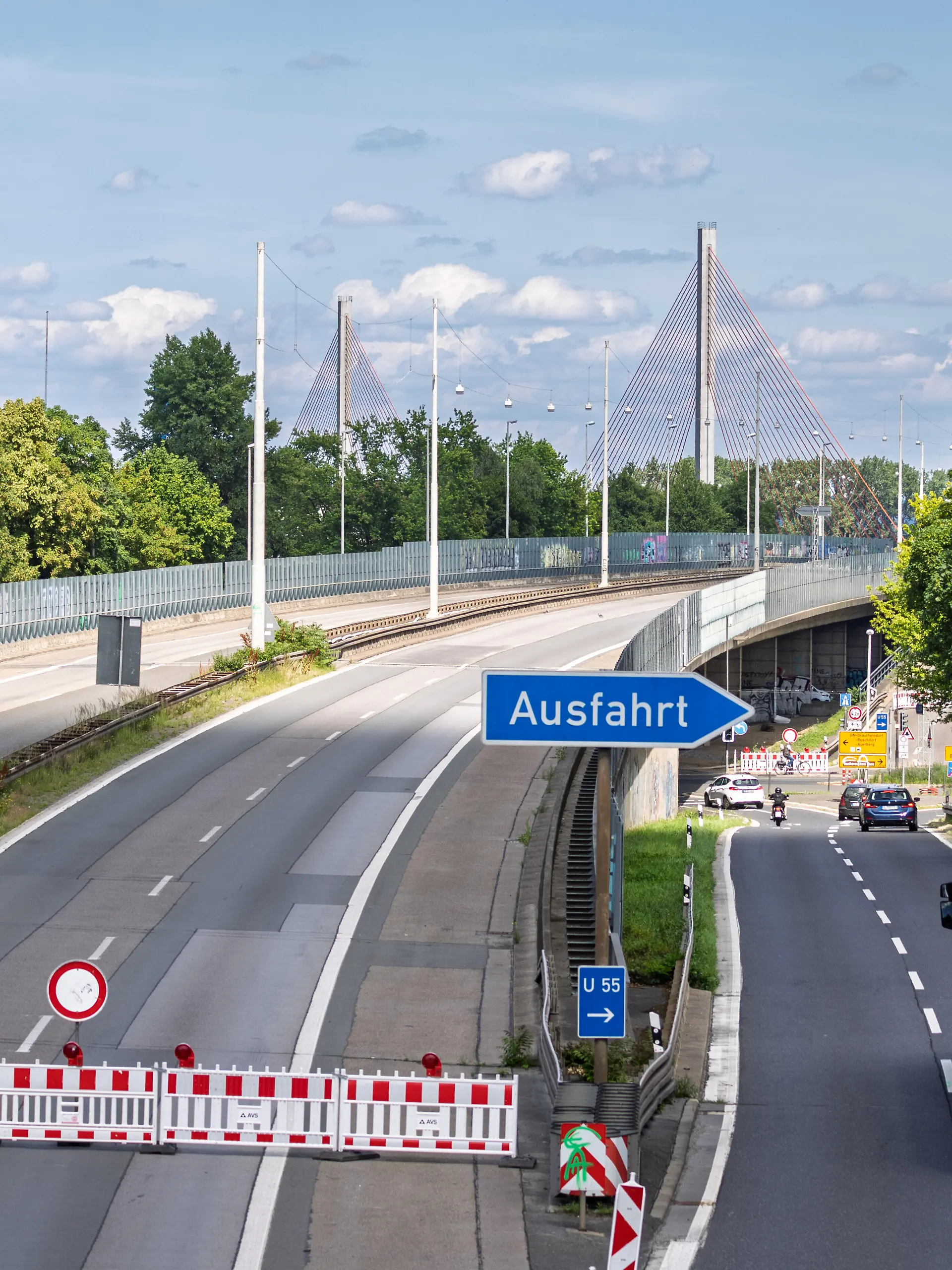 Die Friedrich-Ebert-Brücke, auch Nordbrücke genannt, im Verlauf der A565 in Bonn ist seit Anfang Juni 2026 vollständig gesperrt. Ursache sind strukturelle Schäden an der Vorlandbrücke. Blick von einer Fußgängerbrücke in Bonn-Auerberg auf die gesperrte A565-Ausfahrt Bonn-Auerberg vor der Rheinquerung. Der Verkehr wird an der Absperrung abgeleitet.