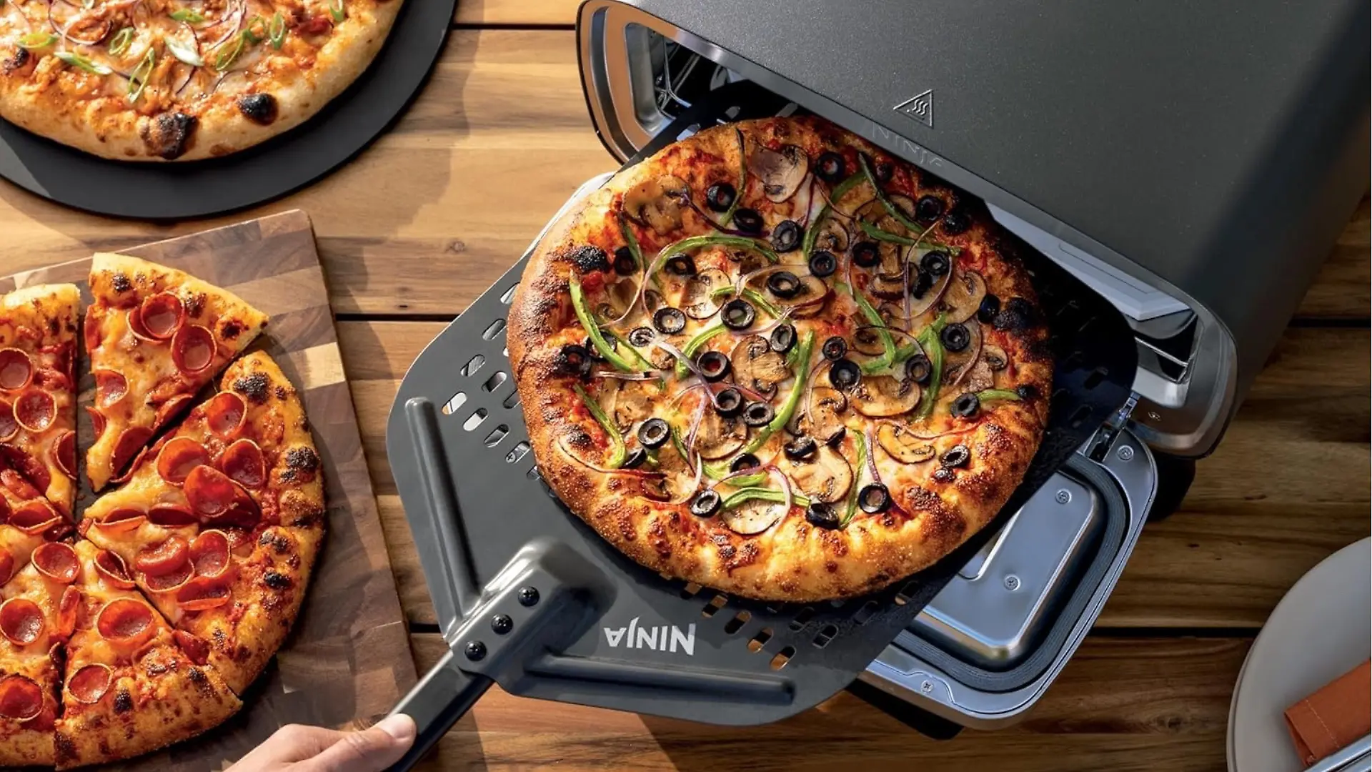 Ninja Artisan Outdoor-Pizzaofen und Heißluftfritteuse im Garten