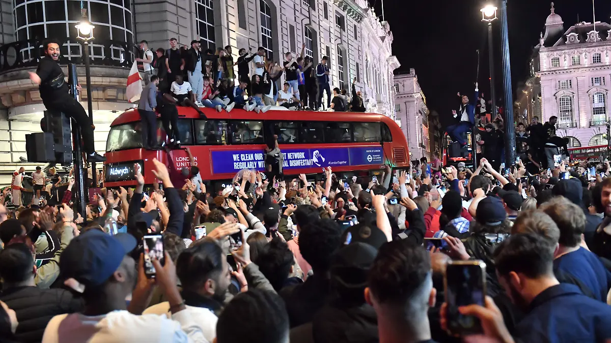 Fans feiern den EM-Finaleinzug in London.
