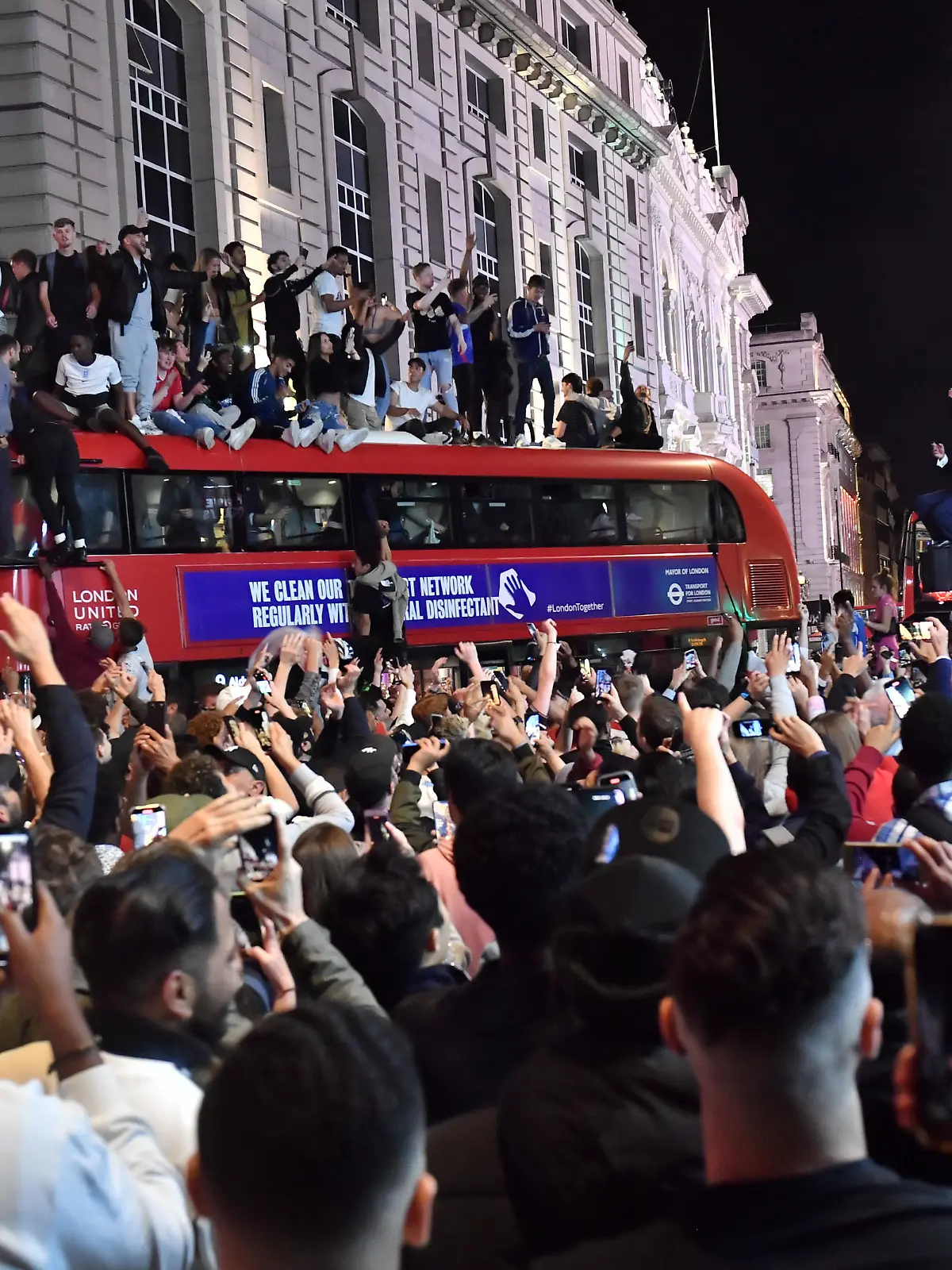 Fans feiern den EM-Finaleinzug in London.