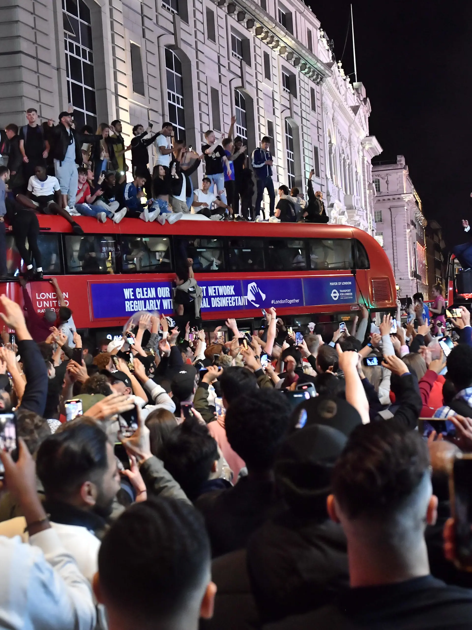 Fans feiern den EM-Finaleinzug in London.