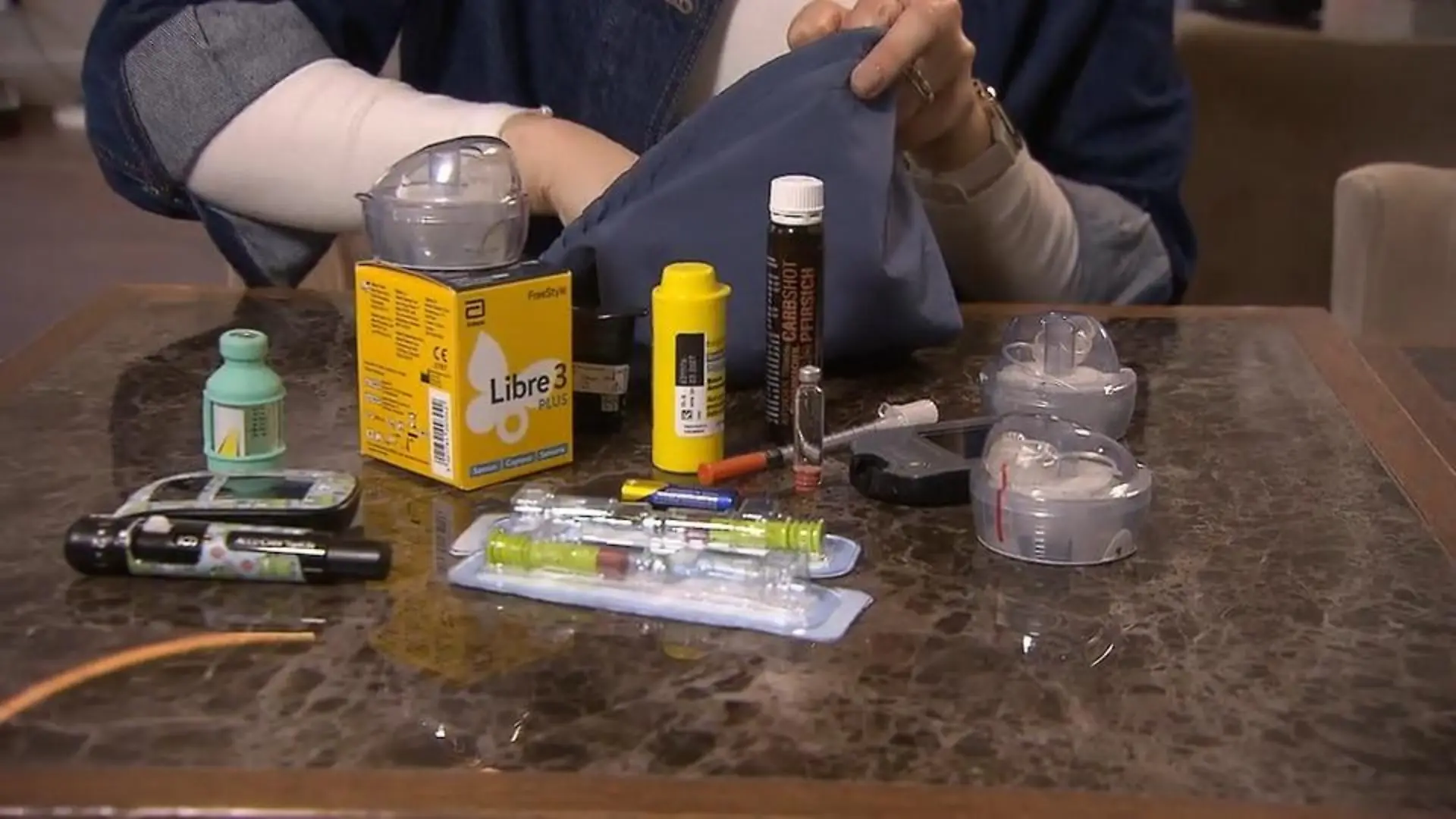 Diabetes-Patientin Laura misst ihre Werte.