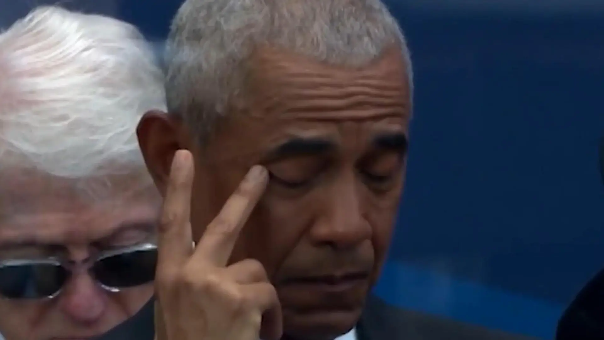 Tränen bei Obama! Bei DIESEN Worten seiner Frau Michelle wird der Ex-Präsident emotional Emotionale Rede in Chicago