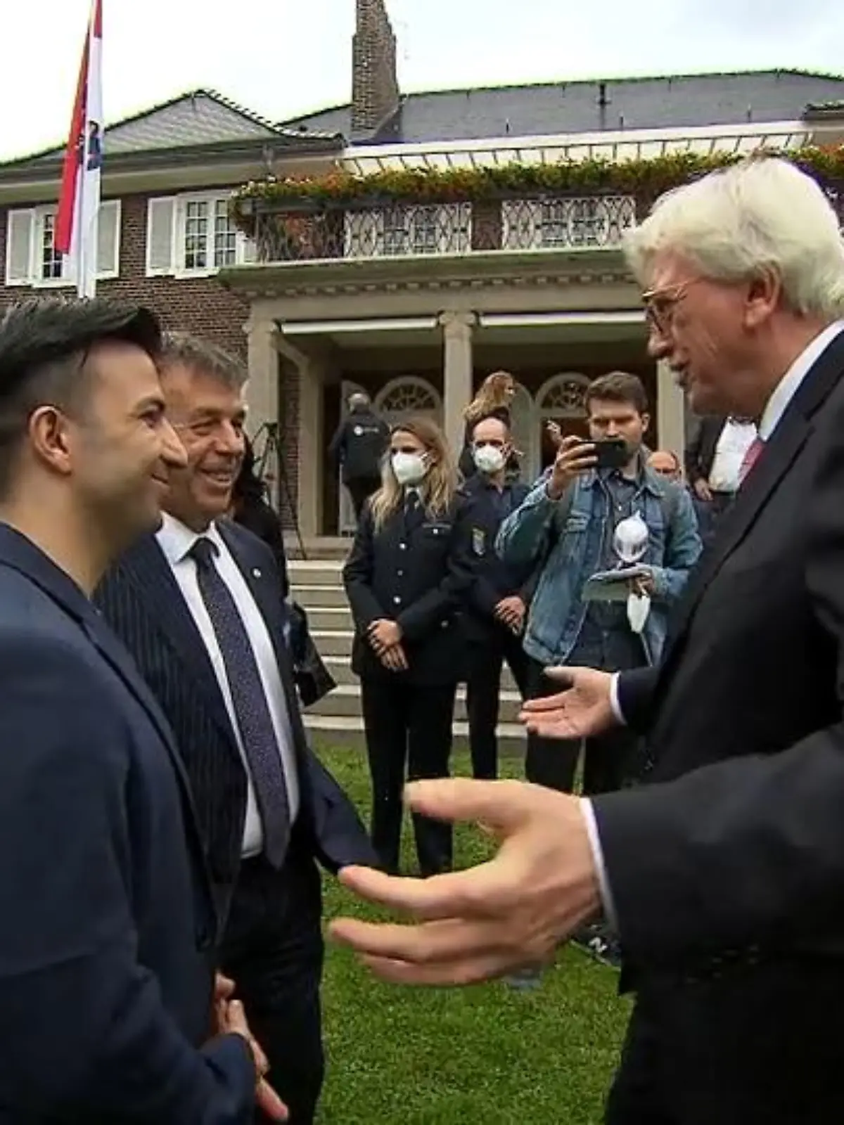 Die Verabschiedung der hessischen Olympia-Teilnehmer:innen durch Ministerpräsident Volker Bouffier (CDU) ist eigentlich immer ein feierlicher Anlass. Am Mittwochabend erreichte die Teilnehmer dann allerdings kurz vor dem Festakt die Hiobsbotschaft aus Japan: Die diesjährigen olympischen Spiele werden aufgrund der Corona-Pandemie ohne Zuschauer stattfinden müssen.