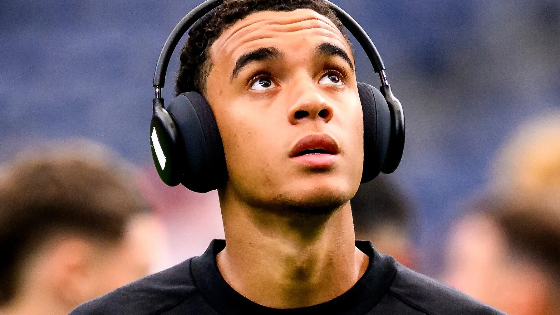 Fußball, Männer, WM 2026, Portugal - DR Kongo, Vorrunde, Gruppe K, Spieltag 1, Houston-Stadion, Jamal Musiala mit überklebten Kopfhörer. ACHTUNG: Gemäß den Auflagen der FIFA dürfen die Bilder ausschließlich zur redaktionellen Verwendung genutzt werden. Eine kommerzielle Nutzung ist ausgeschlossen. Zudem dürfen keine videoähnlichen Sequenzen erstellt werden, und es dürfen keine Veränderungen weder im Vordergrund noch im Hintergrund am Bild vorgenommen werden.