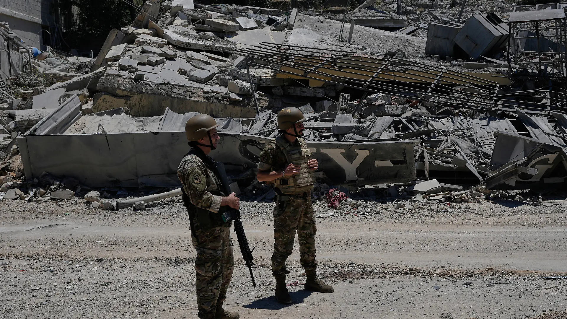 Soldaten der libanesischen Armee stehen vor einem Haus, das bei den jüngsten Zusammenstößen zwischen Hisbollah-Kämpfern und israelischen Truppen im Dorf Dibbine im Südosten des Libanon zerstört wurde, einen Tag nach dem Rückzug der israelischen Streitkräfte. +++ dpa-Bildfunk +++
