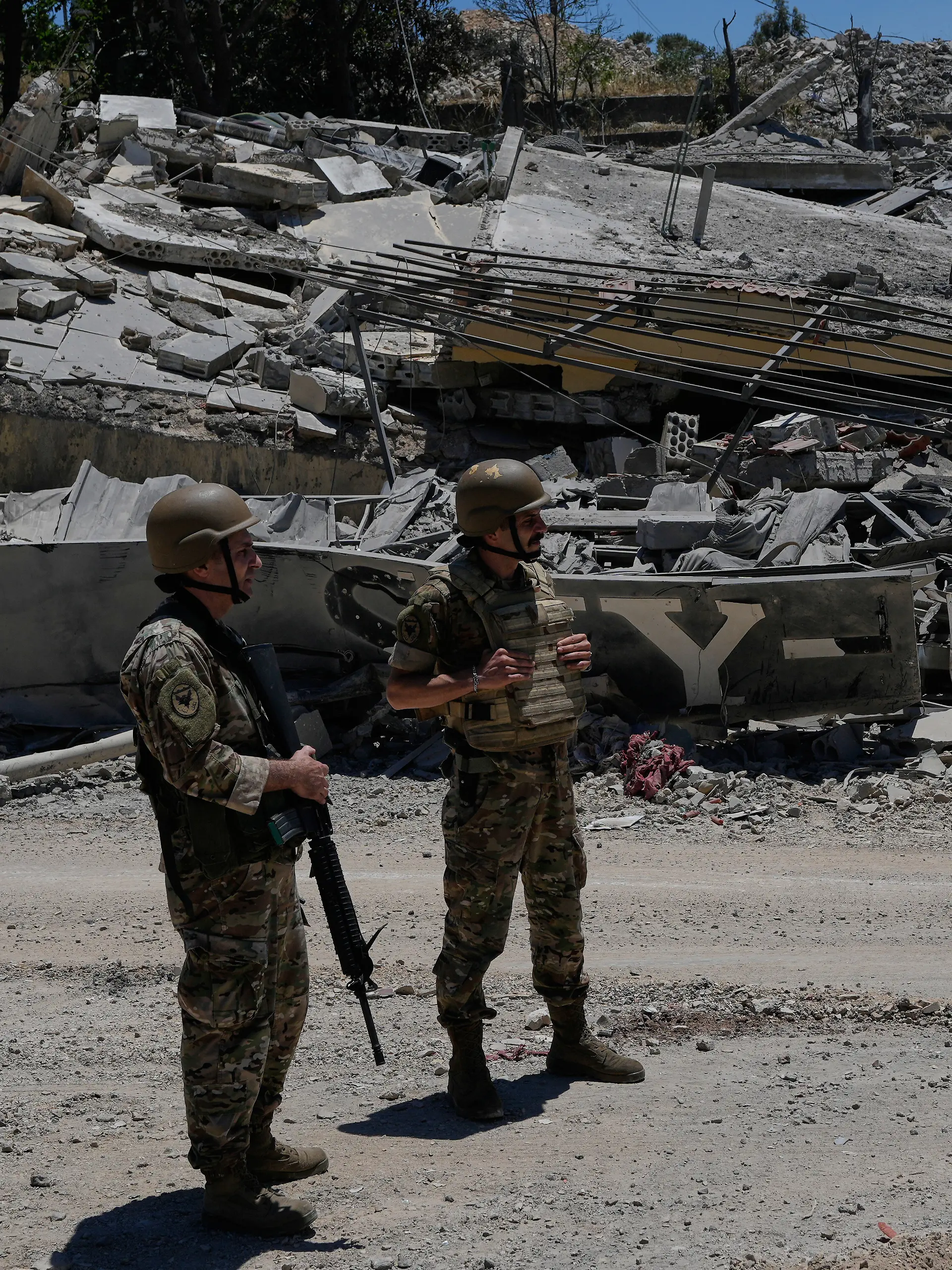 Soldaten der libanesischen Armee stehen vor einem Haus, das bei den jüngsten Zusammenstößen zwischen Hisbollah-Kämpfern und israelischen Truppen im Dorf Dibbine im Südosten des Libanon zerstört wurde, einen Tag nach dem Rückzug der israelischen Streitkräfte. +++ dpa-Bildfunk +++