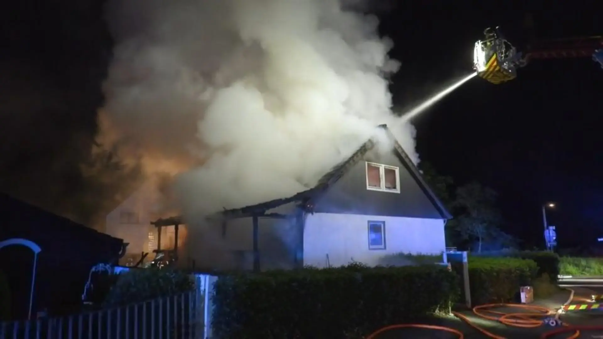 Nachbarin rettet Bewohner aus Brandhaus in Lohmar Sie arbeitet bei der Feuerwehr