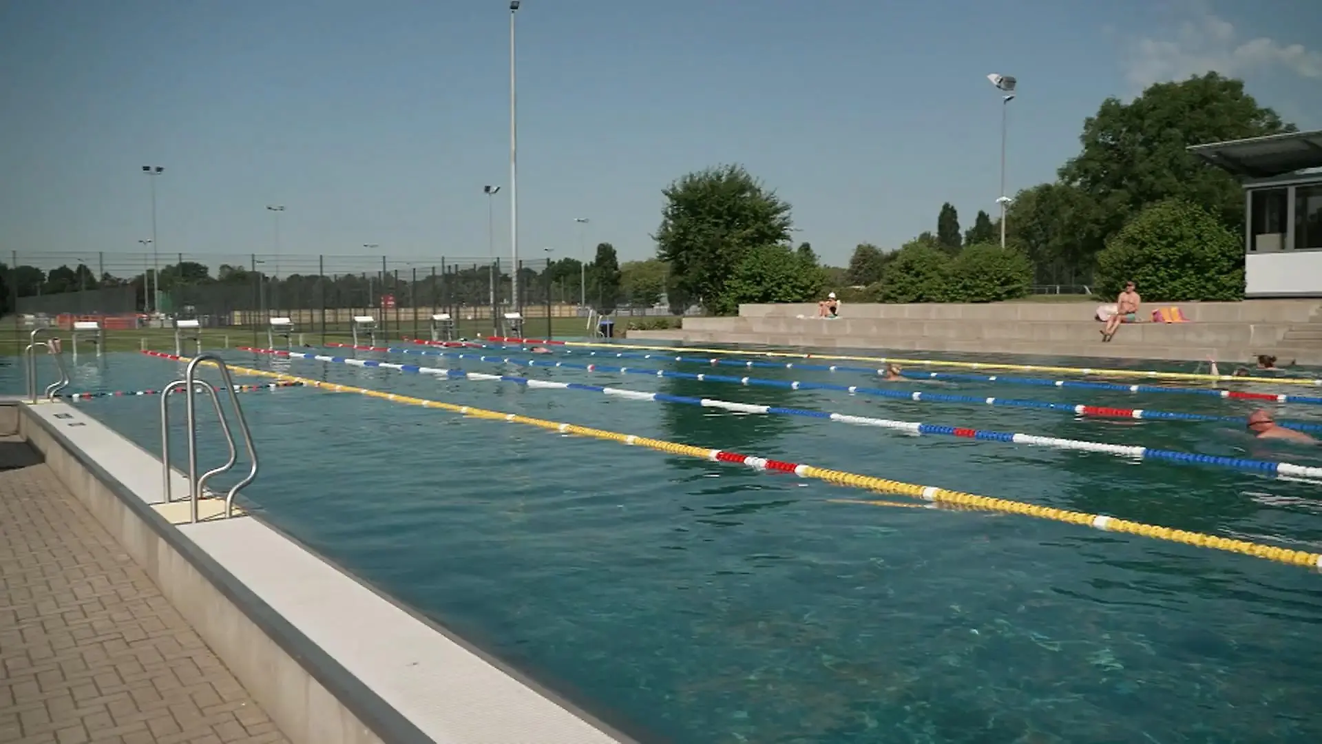 Je voller das Schwimmbad, desto teurer das Ticket Freibad-Ärger in Düsseldorf