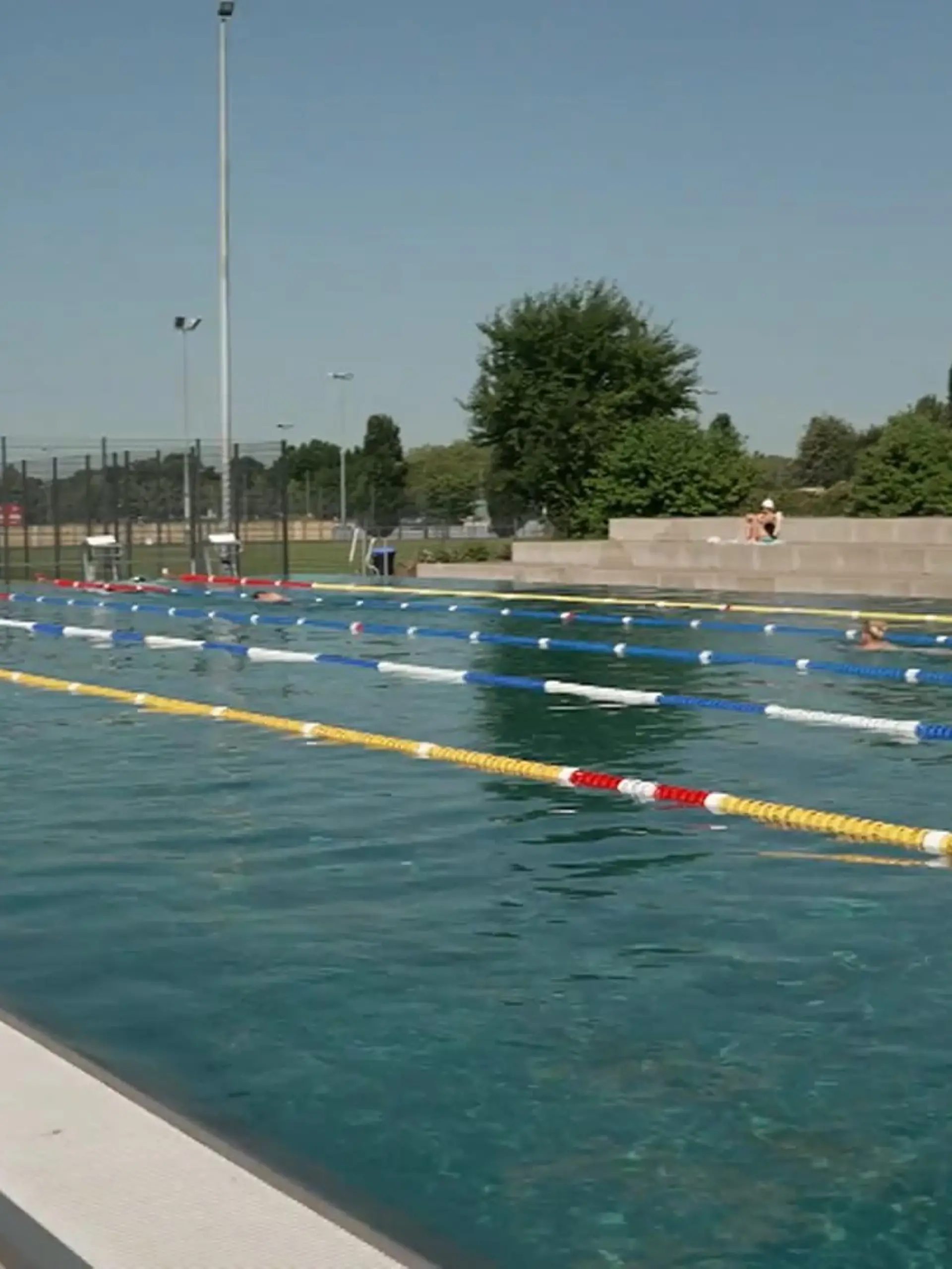 Bild zu: "Je voller das Schwimmbad, desto teurer das Ticket"