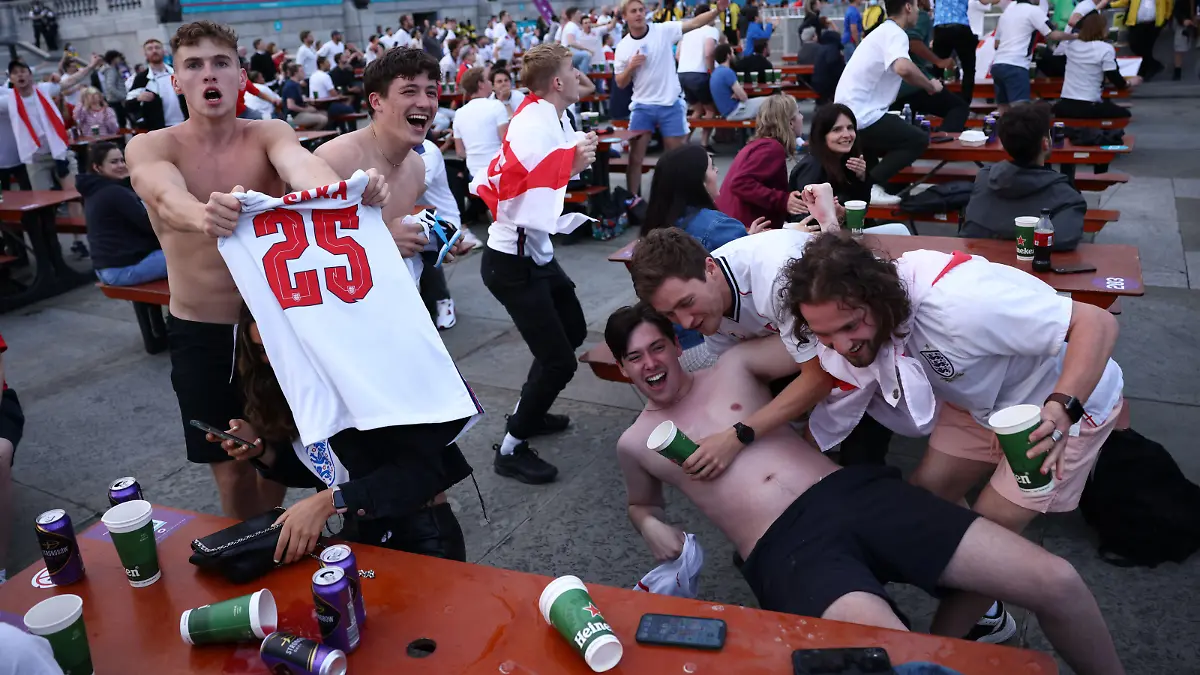 Soccer Football - Euro 2020 - Fans gather in London ahead of Ukraine v England - London, Britain - July 3, 2021 England fans react in Trafalgar Square during the match REUTERS/Henry Nicholls