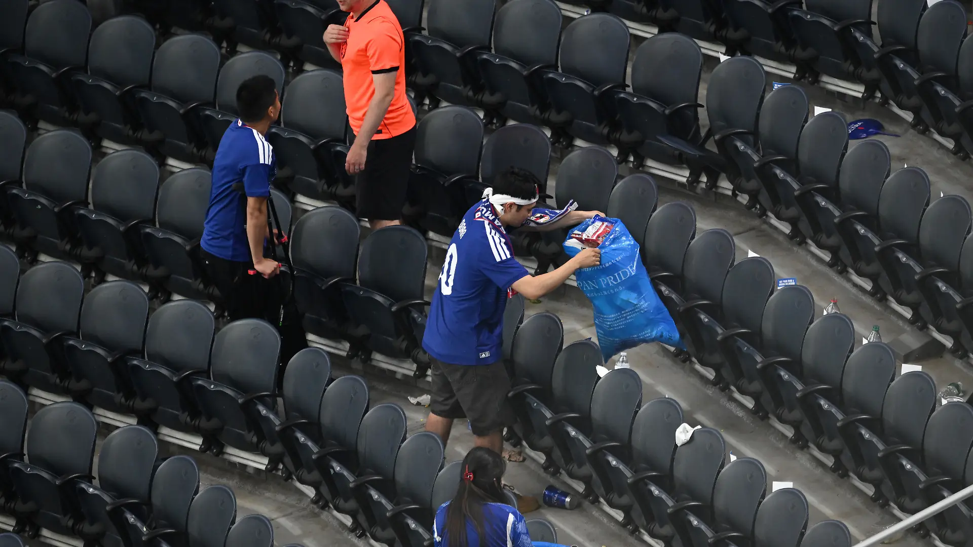 Fußball, WM 2026, Niederlande - Japan, Vorrunde, Gruppe F, 1. Spieltag, Dallas-Stadion. Japanische Fans räumen nach dem WM-Gruppenspiel den Müll im Stadion auf. (zu dpa: «Japans Fans putzen Stadion - Frauen kontern») +++ dpa-Bildfunk +++