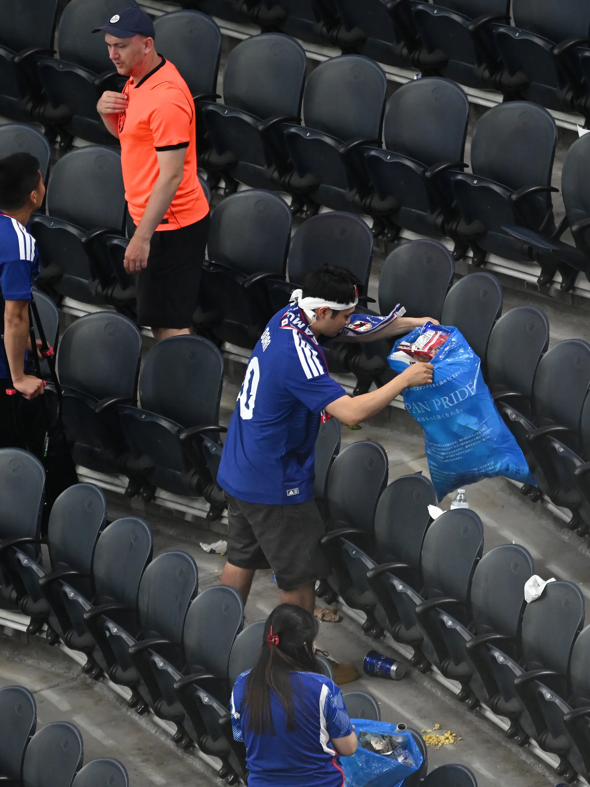 Fußball, WM 2026, Niederlande - Japan, Vorrunde, Gruppe F, 1. Spieltag, Dallas-Stadion. Japanische Fans räumen nach dem WM-Gruppenspiel den Müll im Stadion auf. (zu dpa: «Japans Fans putzen Stadion - Frauen kontern») +++ dpa-Bildfunk +++