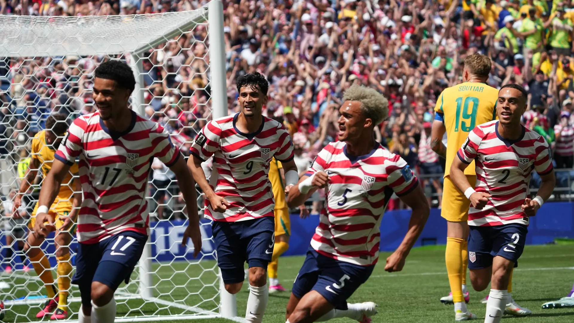 Bild zu: "USA im Fußball-Fieber - Traumstart mit 2:0 über Australien"