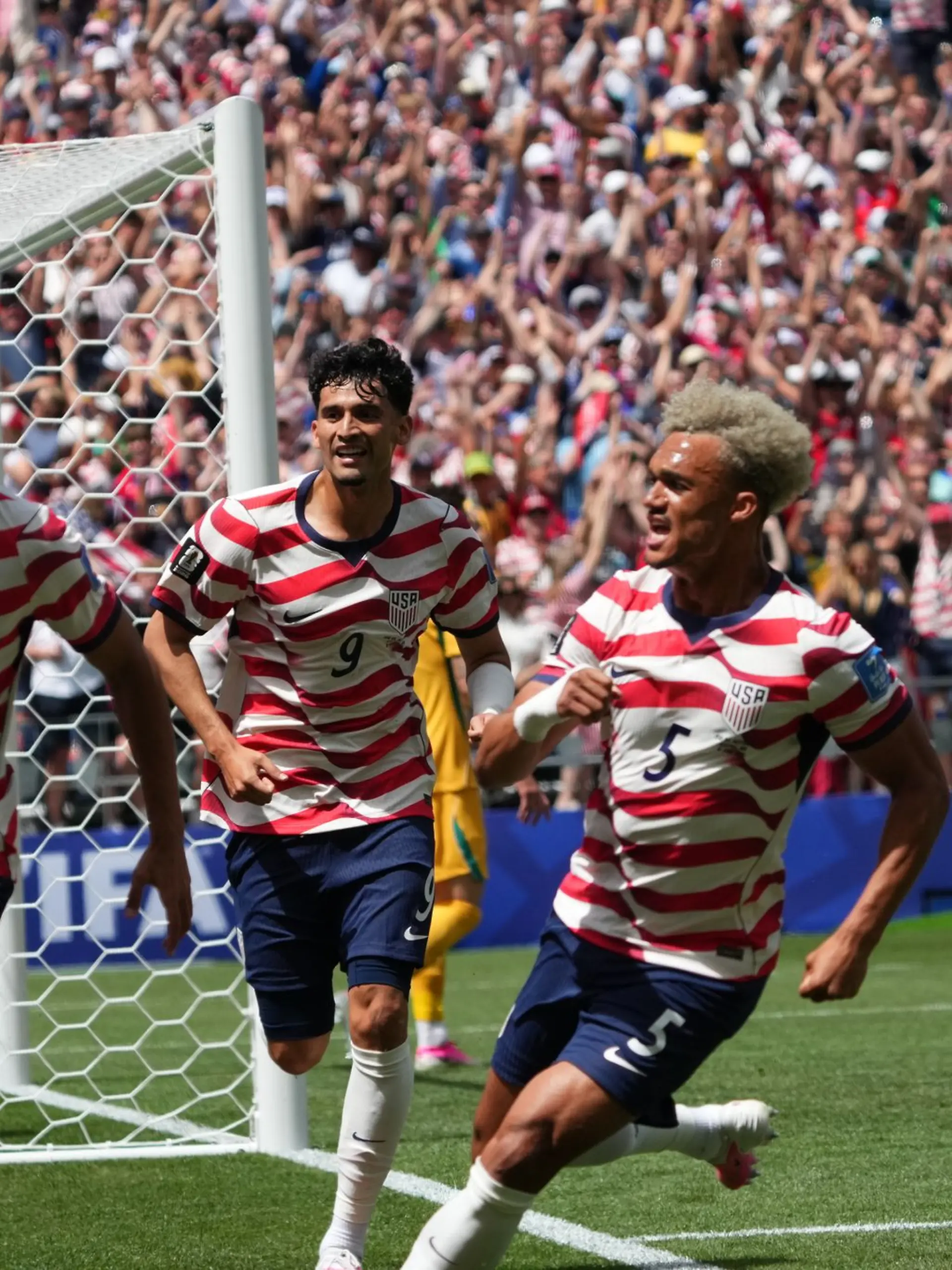 Bild zu: "USA im Fußball-Fieber - Traumstart mit 2:0 über Australien"