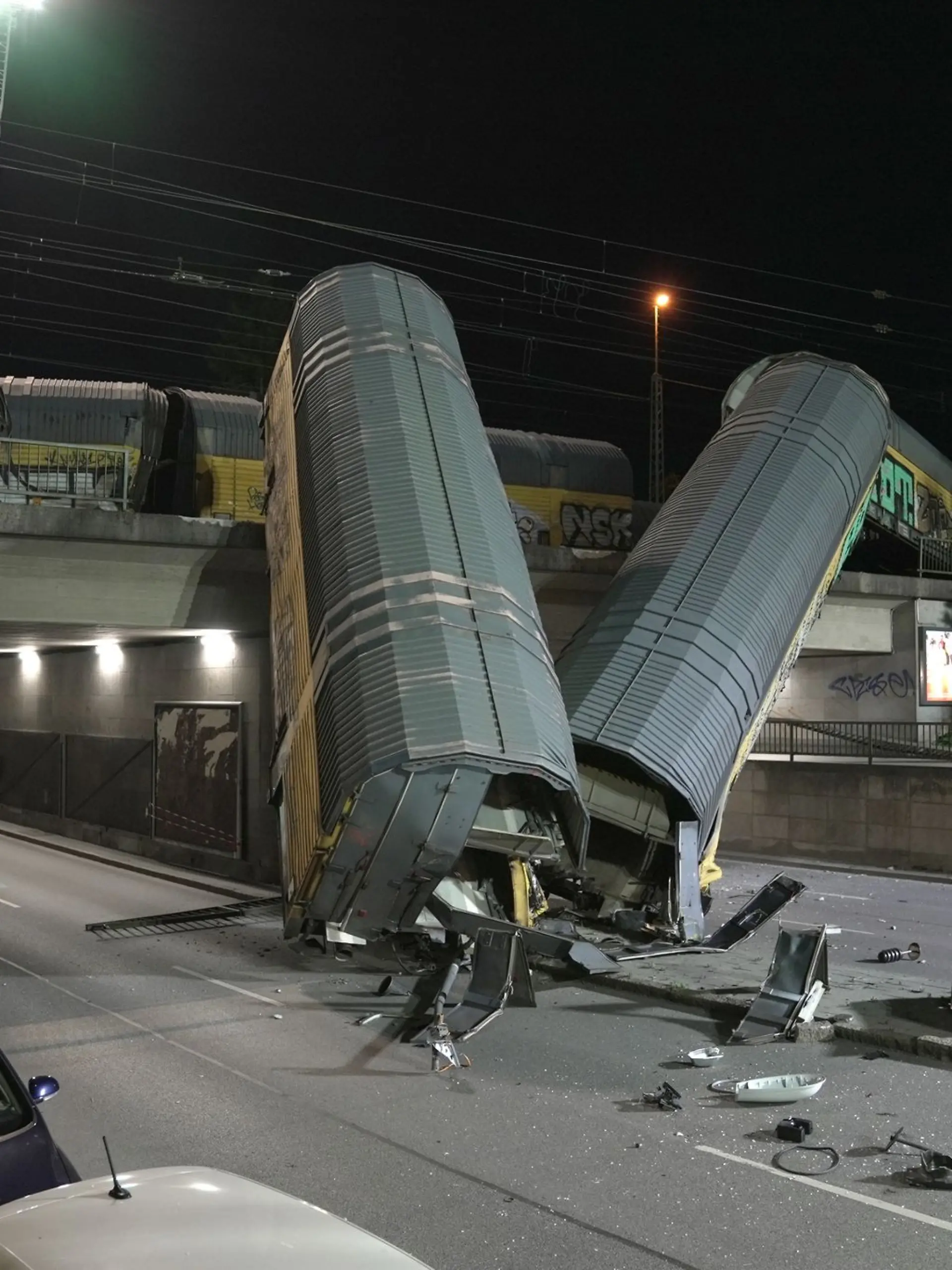 Bild zu: "Zwei Güterzug-Waggons stürzen in München von Brücke"