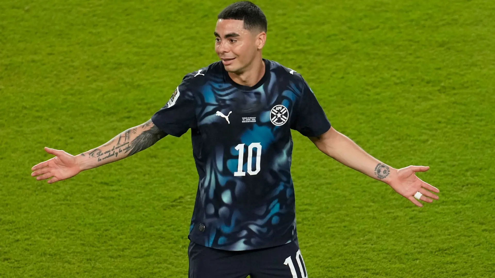 Miguel Almirón hielt sich die Hand vor dem Mund und flog dafür vom Platz.