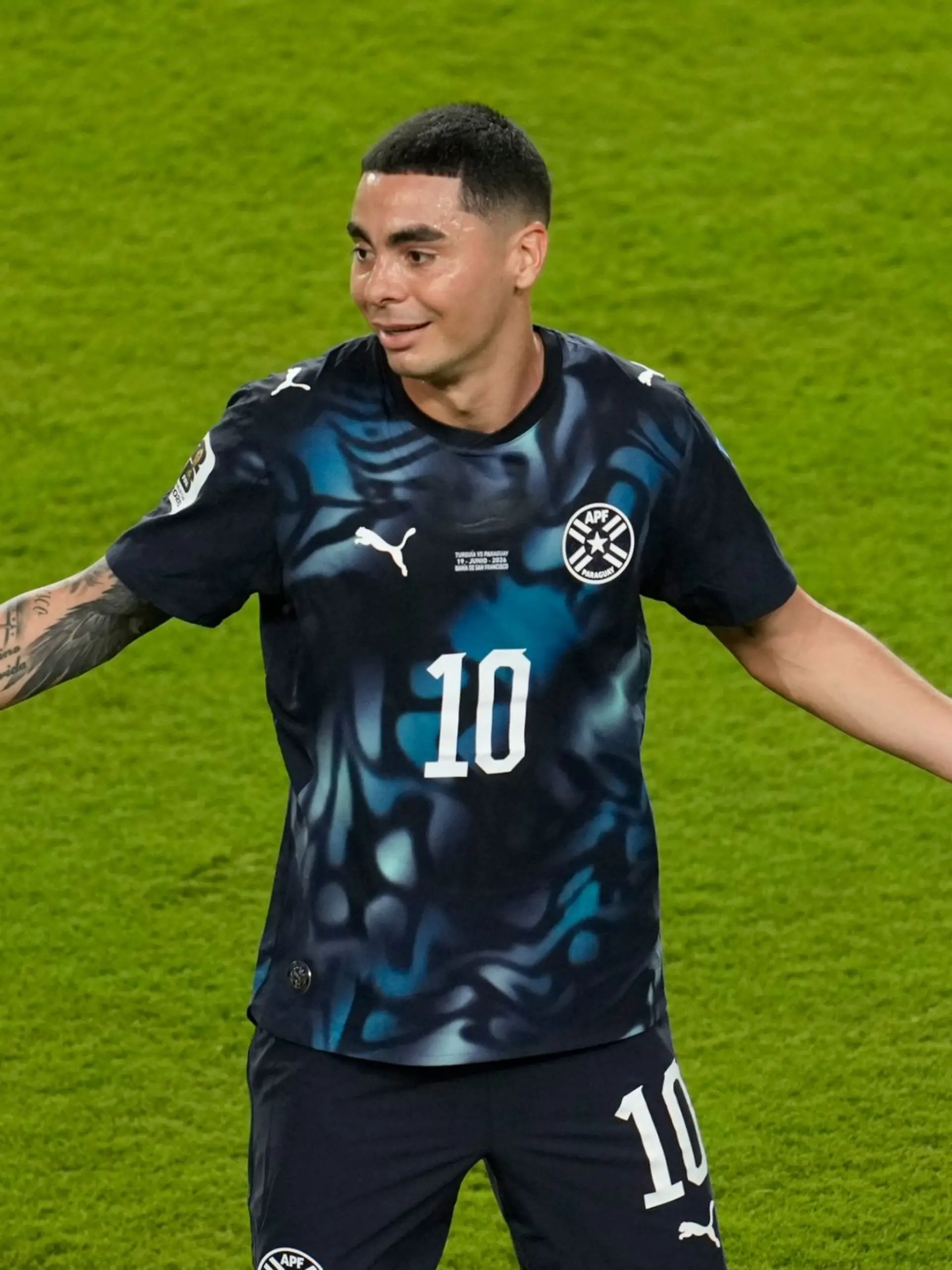 Bild zu: "Hand vor dem Mund: Paraguays Almirón sieht Rote Karte"