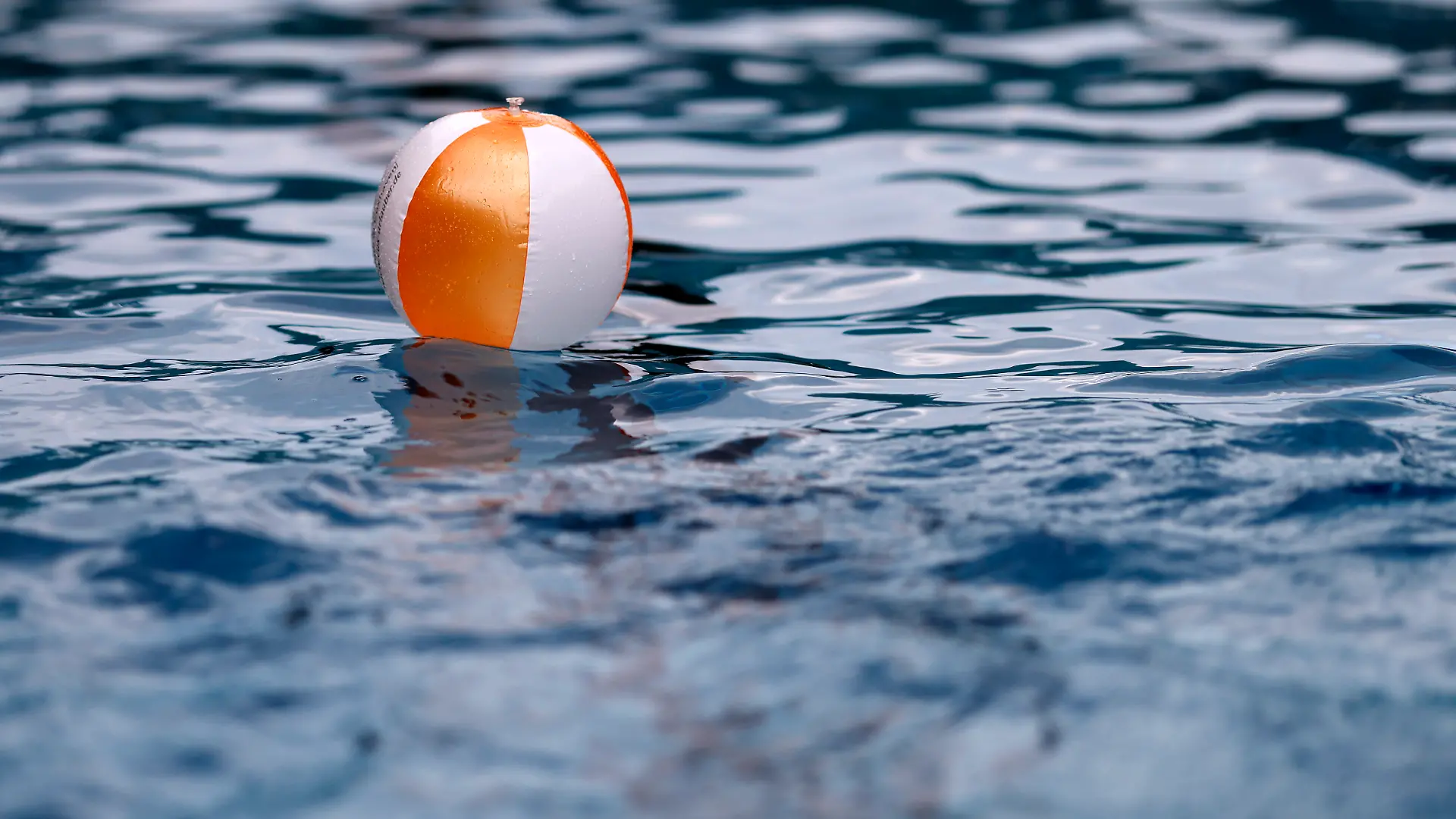 Im Kölner Stadionbad genießen Badegäste bei sommerlichen Temperaturen die Freibad-Saison. Das Rheinland ächzt unter einer Trockenheit: Seit Tagen hat es kaum geregnet. Das Stadionbad in Müngersdorf feiert in diesem Jahr sein 100-jähriges Bestehen. Köln, 21.06.2023