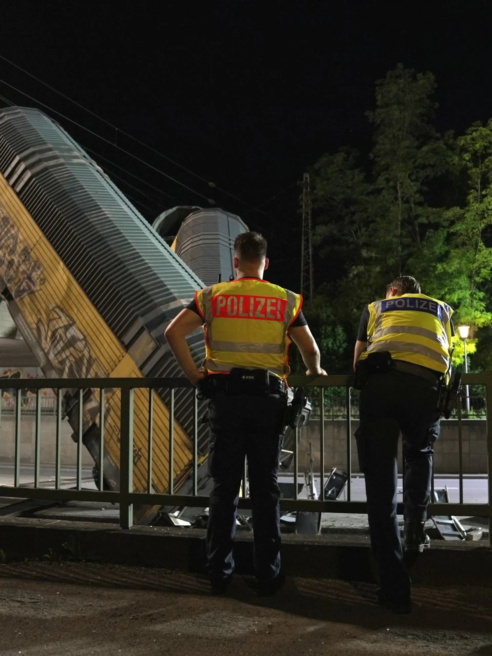 Bild zu: "Güterzug-Waggons in München von Brücke gestürzt - ein Toter"