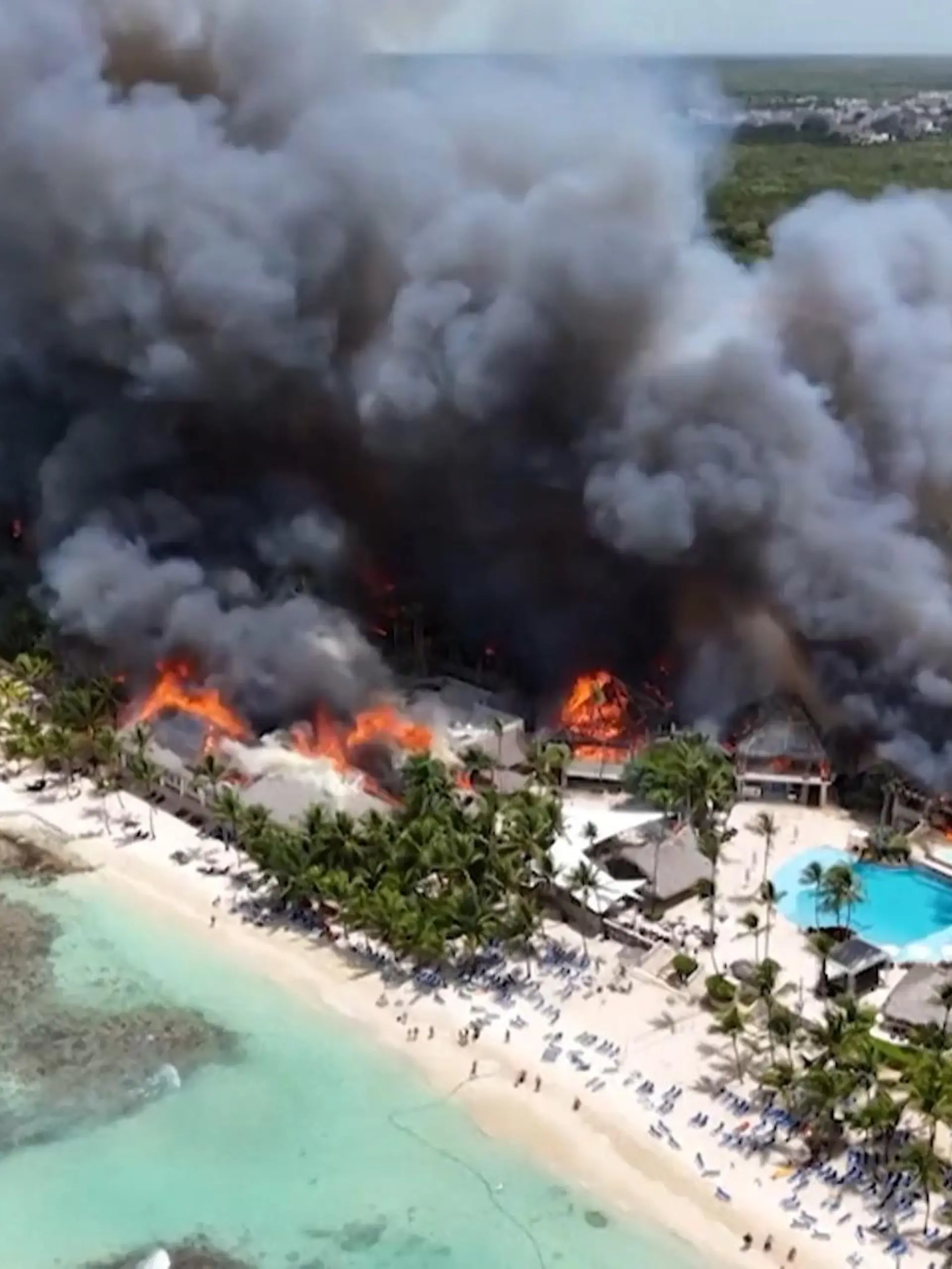Bild zu: "Feuerhölle in Ferien-Resort! Hunderte Urlauber evakuiert – ein Mensch stirbt"