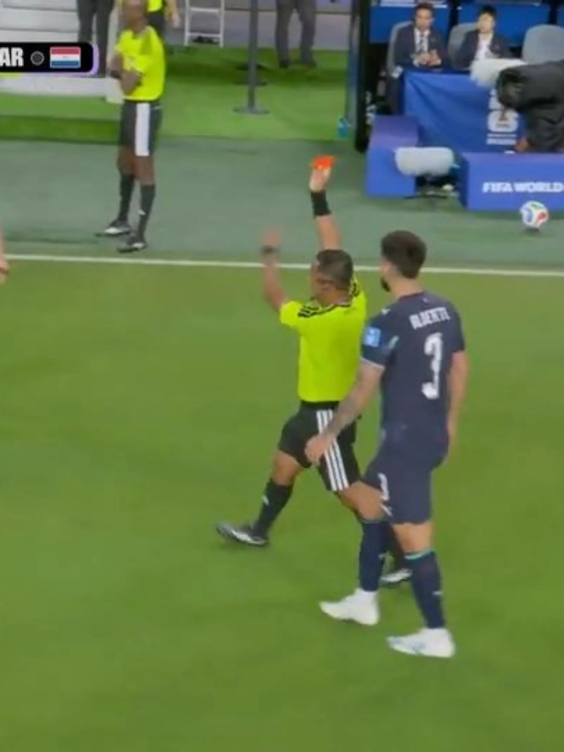 Bild zu: "Platzverweis, weil er DAS macht! Gestatten, die dümmste Rote Karte der WM"