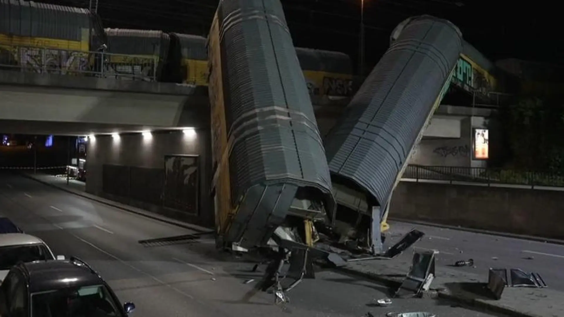 Tragödie mitten in der Nacht! Güterzug-Waggons stürzen von Brücke Dramatischer Unfall in München