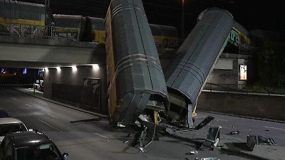 Bild von Tragödie mitten in der Nacht! Güterzug-Waggons stürzen von Brücke