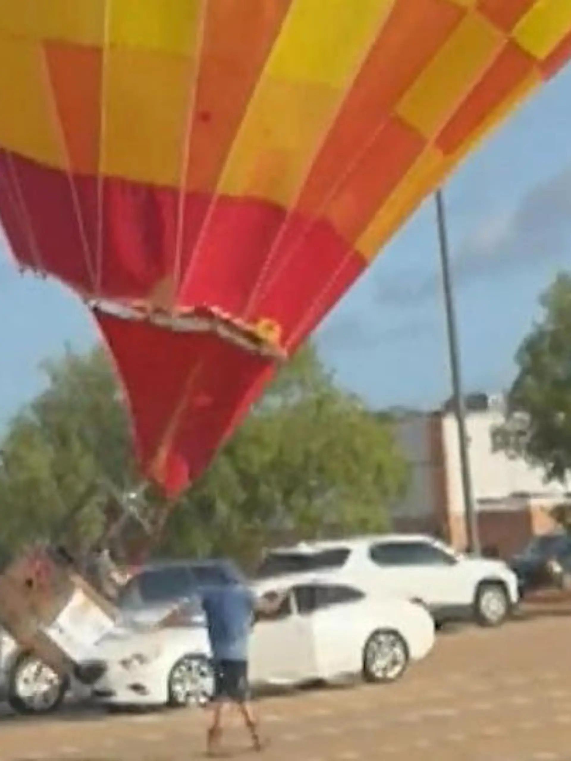 Bild zu: "Außer Kontrolle! Heißluftballon kracht in parkendes Auto"