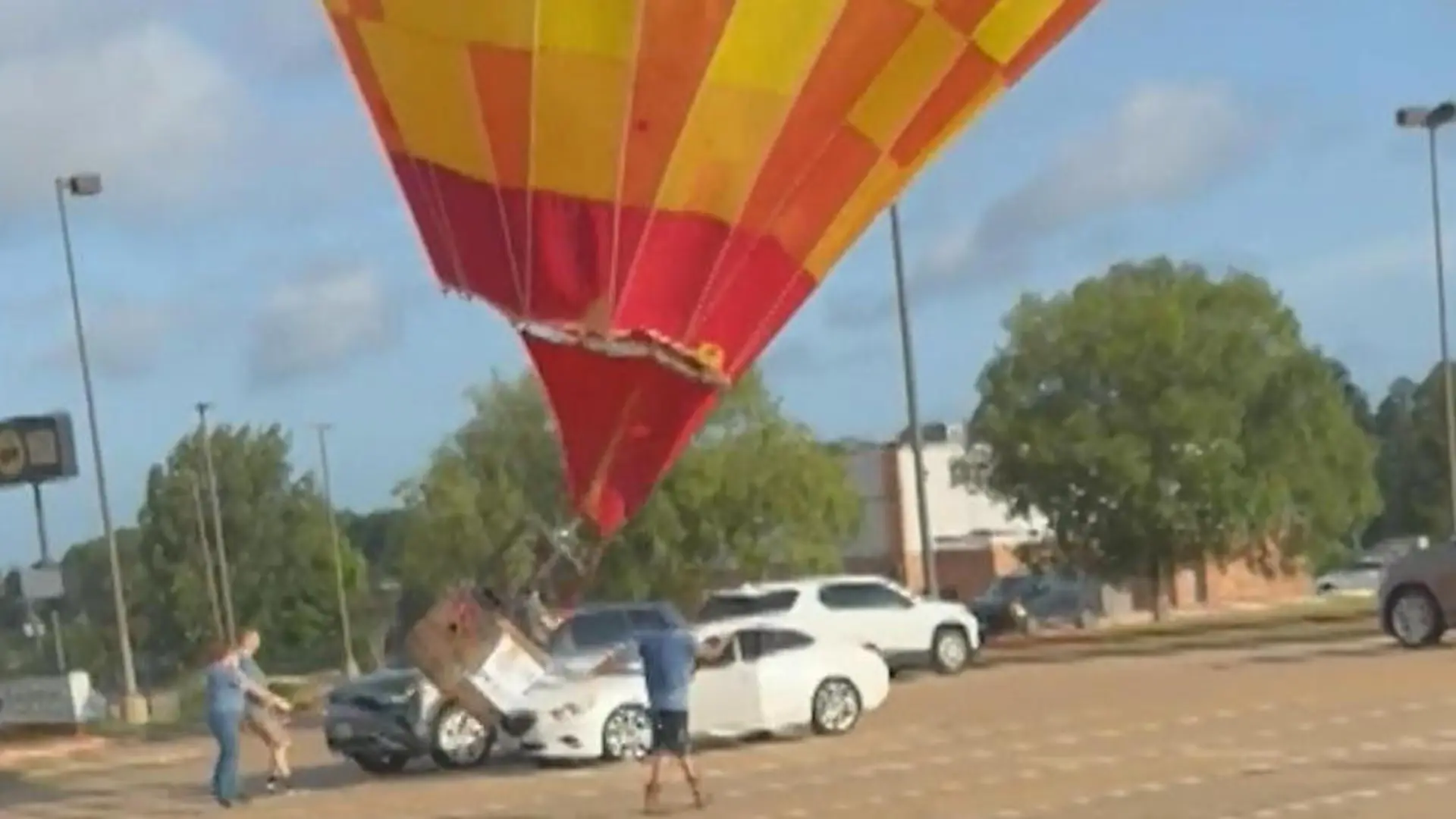 Außer Kontrolle! Heißluftballon kracht in parkendes Auto Heftiger Zusammenprall