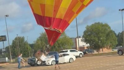 Bild von Außer Kontrolle! Heißluftballon kracht in parkendes Auto